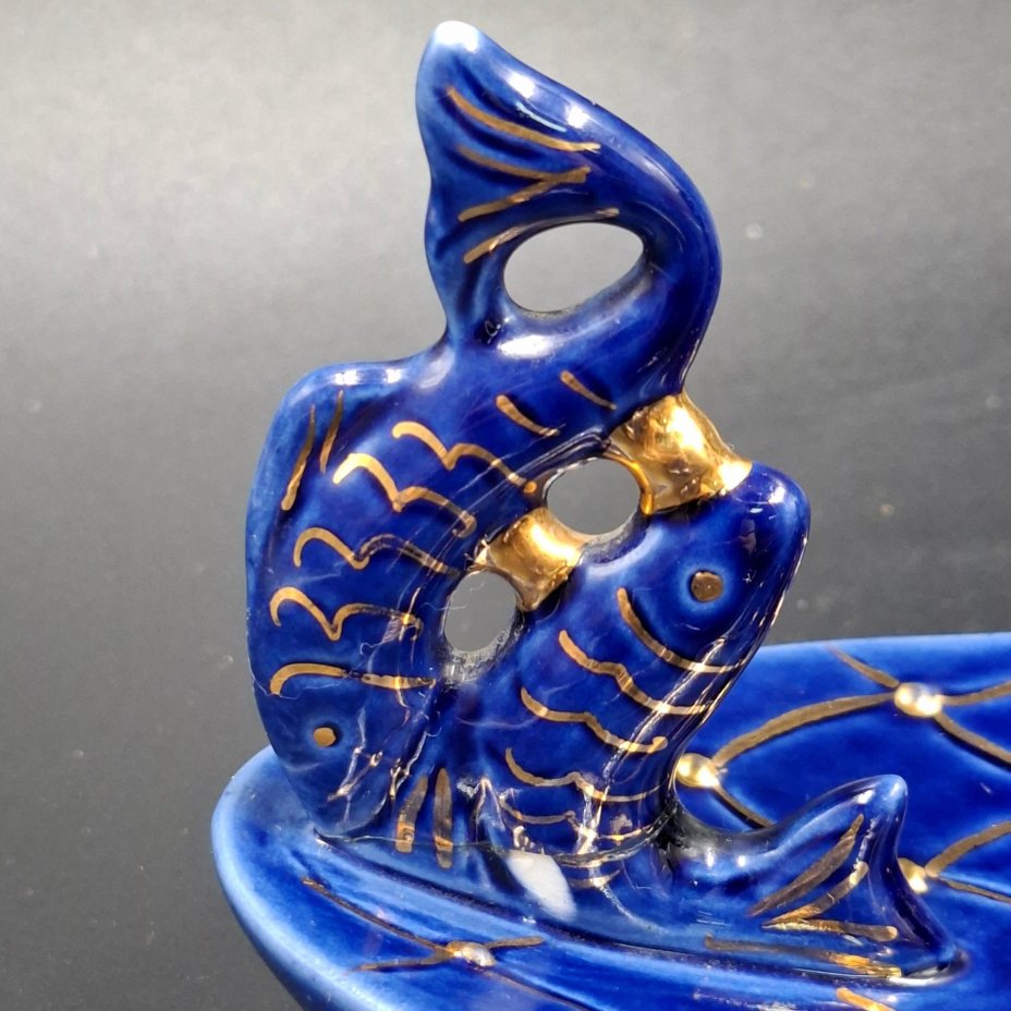 Набор туалетный «Ильмень-озеро» (лоток, шкатулка и декоративная ваза), автор Гаврилова Т.А., фарфор, крытье кобальтом, золочение, Бронницкий завод фарфоровых изделий «Возрождение», СССР, 1971-1981 гг.