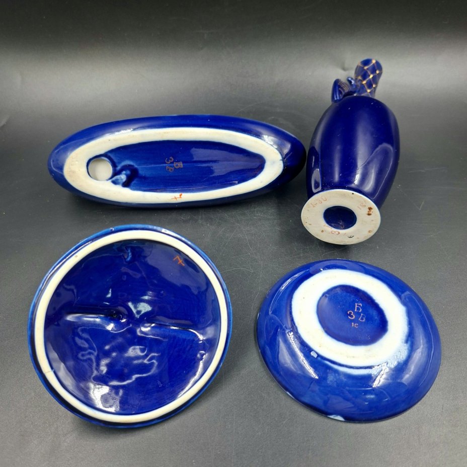 Набор туалетный «Ильмень-озеро» (лоток, шкатулка и декоративная ваза), автор Гаврилова Т.А., фарфор, крытье кобальтом, золочение, Бронницкий завод фарфоровых изделий «Возрождение», СССР, 1971-1981 гг.