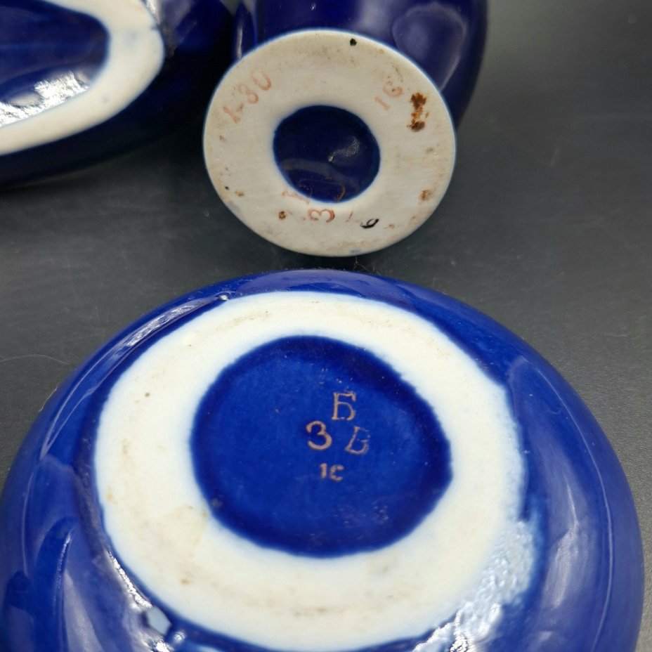 Набор туалетный «Ильмень-озеро» (лоток, шкатулка и декоративная ваза), автор Гаврилова Т.А., фарфор, крытье кобальтом, золочение, Бронницкий завод фарфоровых изделий «Возрождение», СССР, 1971-1981 гг.