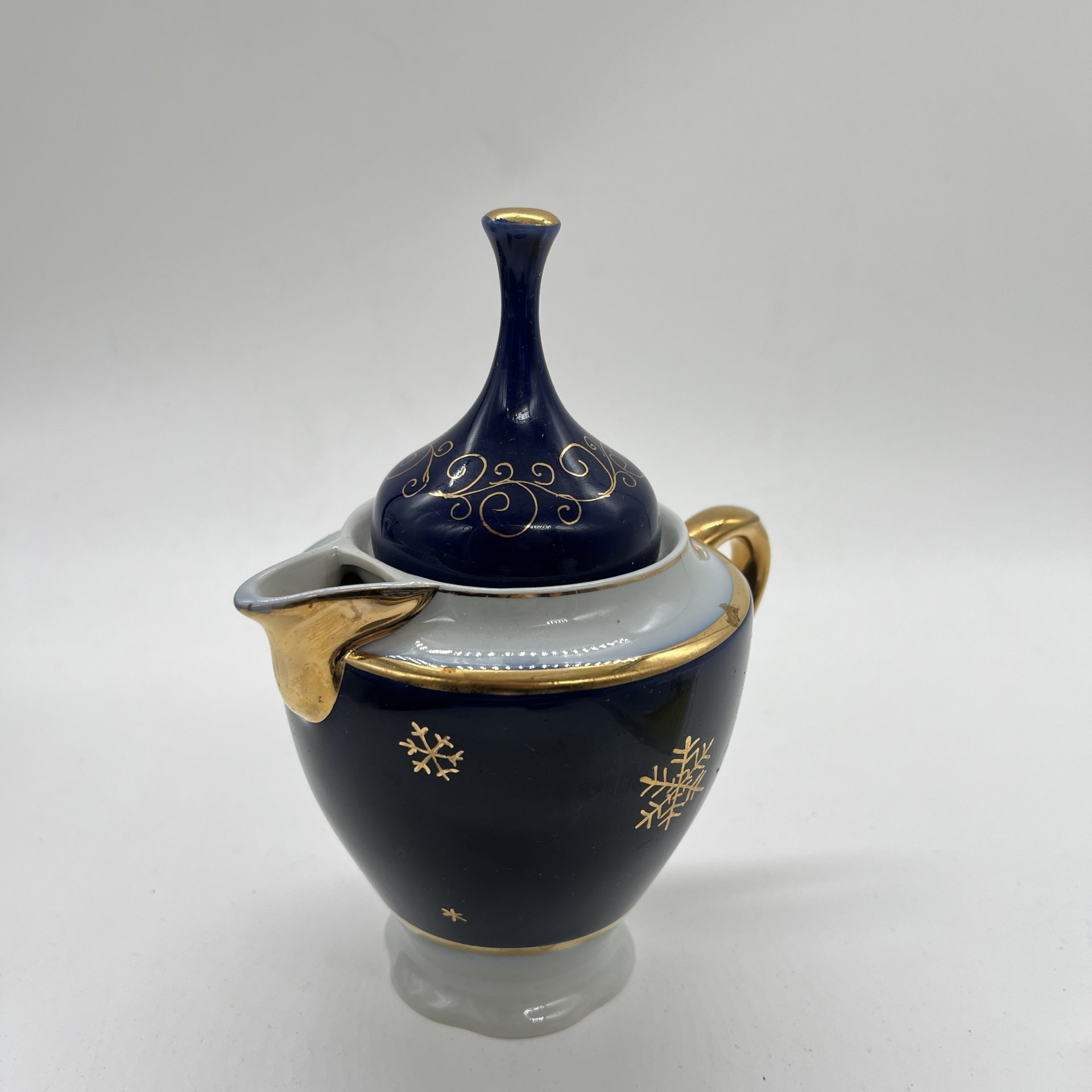 Молочник с крышкой с золоченым декором (крышка подбор!), фарфор, крытье, кобальт, золочение, роспись, Довбышский фарфоровый завод (Довбыш), СССР, 1970-1990 гг.