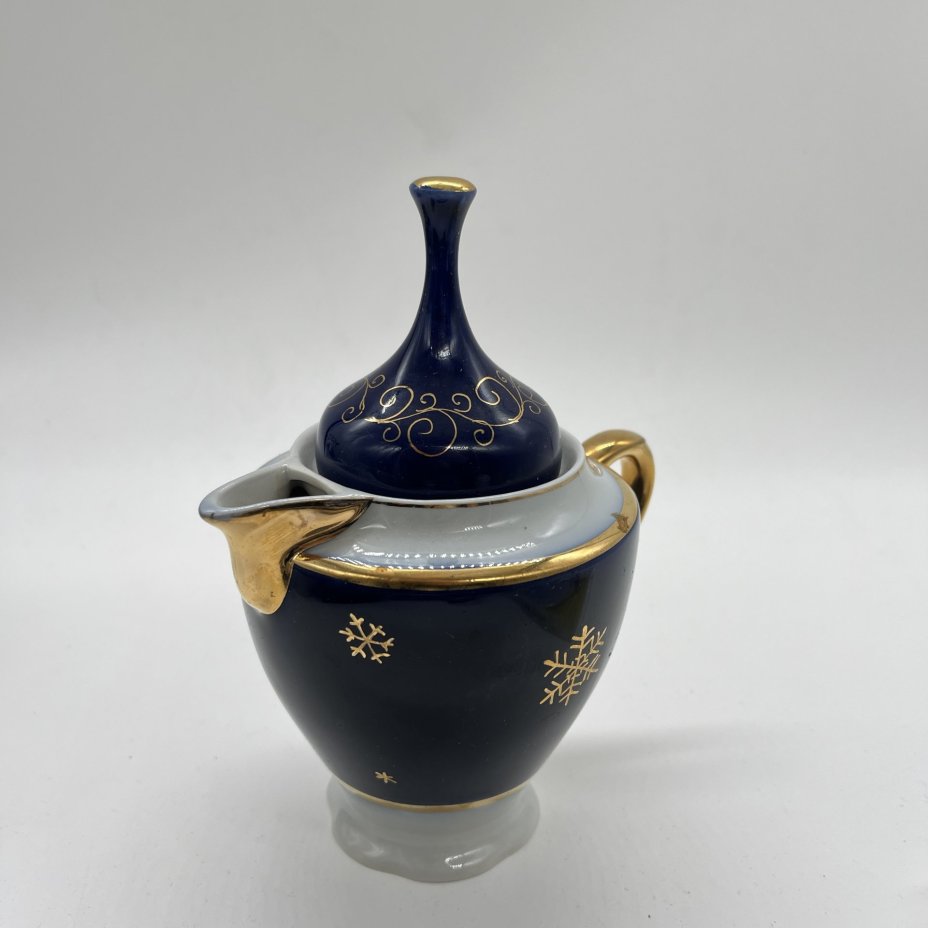 Молочник с крышкой с золоченым декором (крышка подбор!), фарфор, крытье, кобальт, золочение, роспись, Довбышский фарфоровый завод (Довбыш), СССР, 1970-1990 гг.