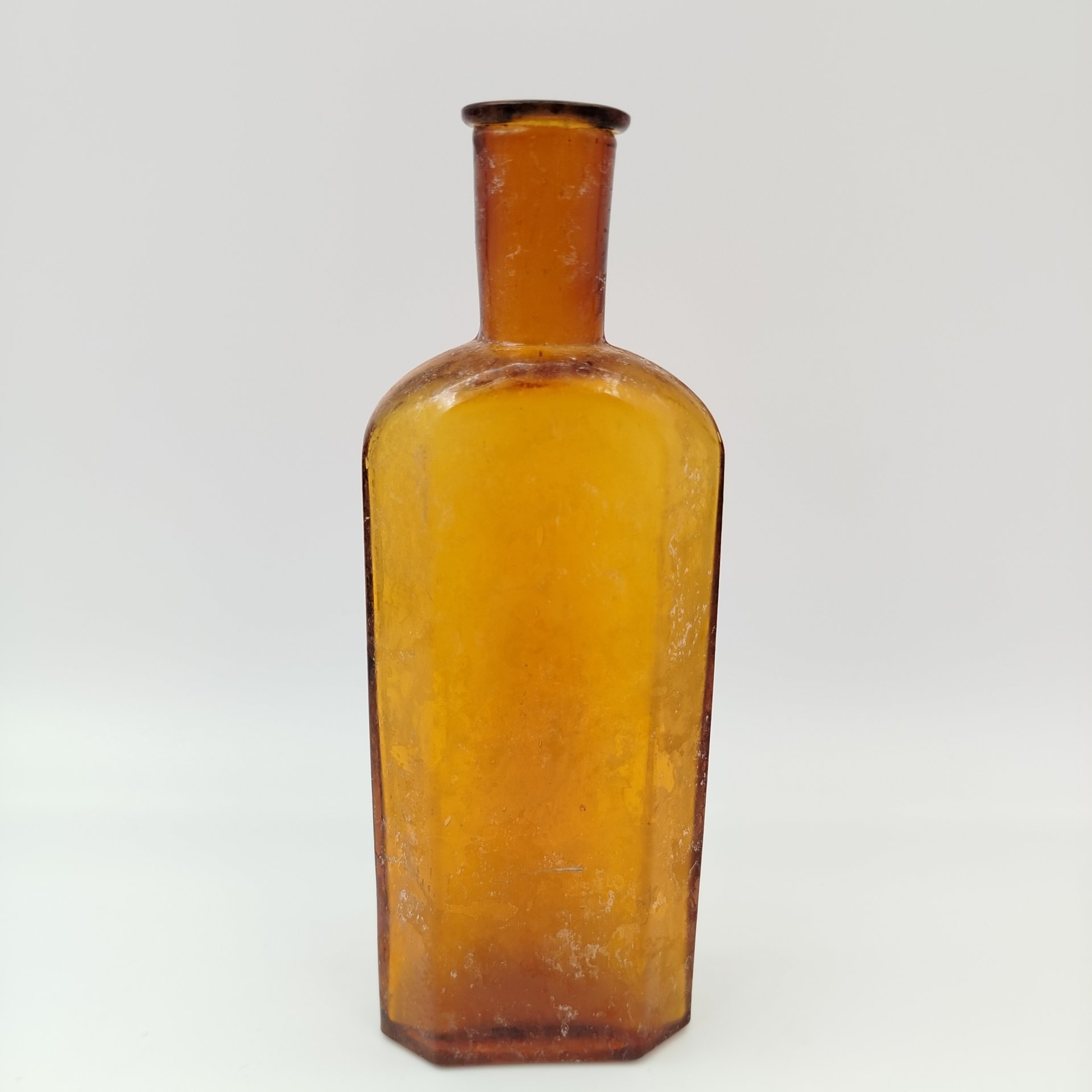Флакон янтарного цвета с уплощенным туловом