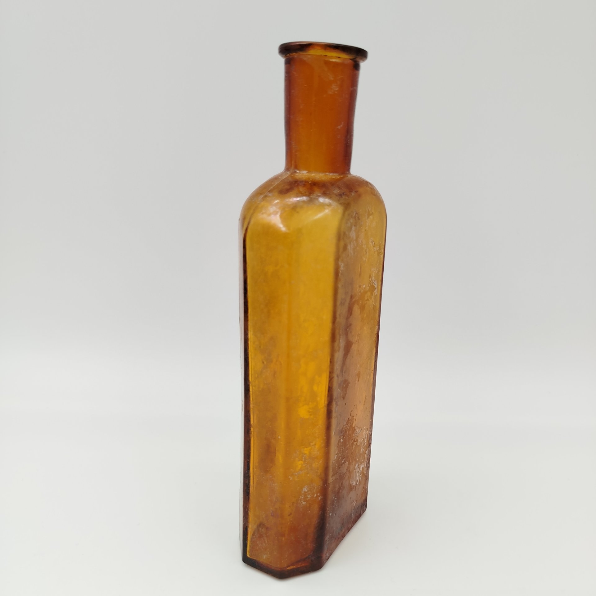 Флакон янтарного цвета с уплощенным туловом