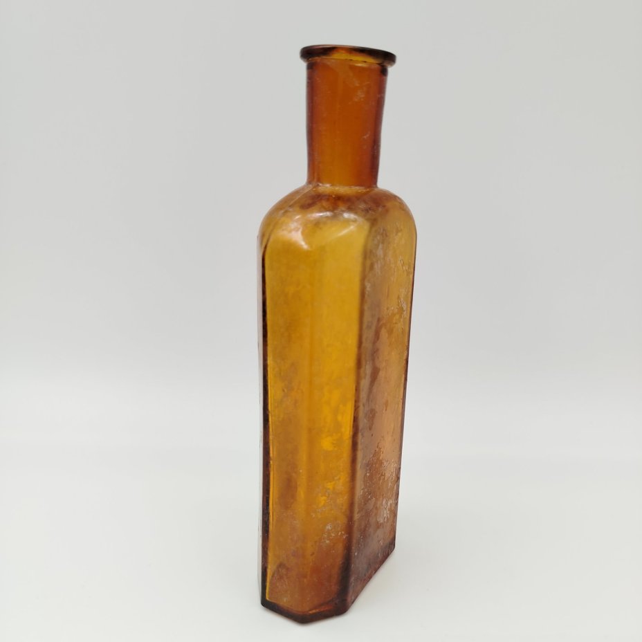 Флакон янтарного цвета с уплощенным туловом