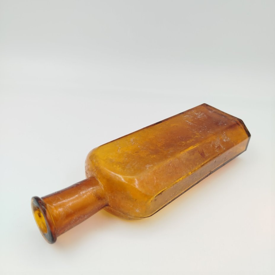 Флакон янтарного цвета с уплощенным туловом