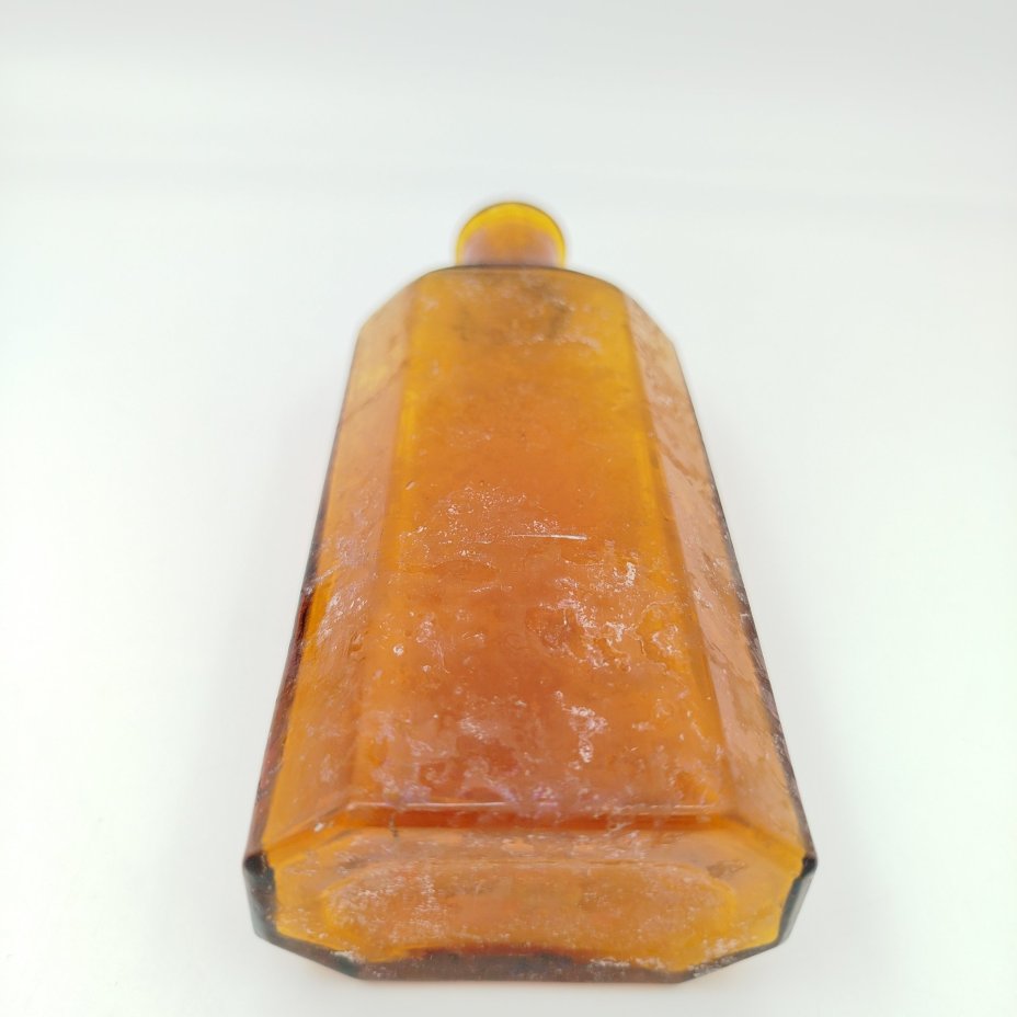 Флакон янтарного цвета с уплощенным туловом