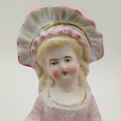 Статуэтка "Девочка в розовом с мячом"