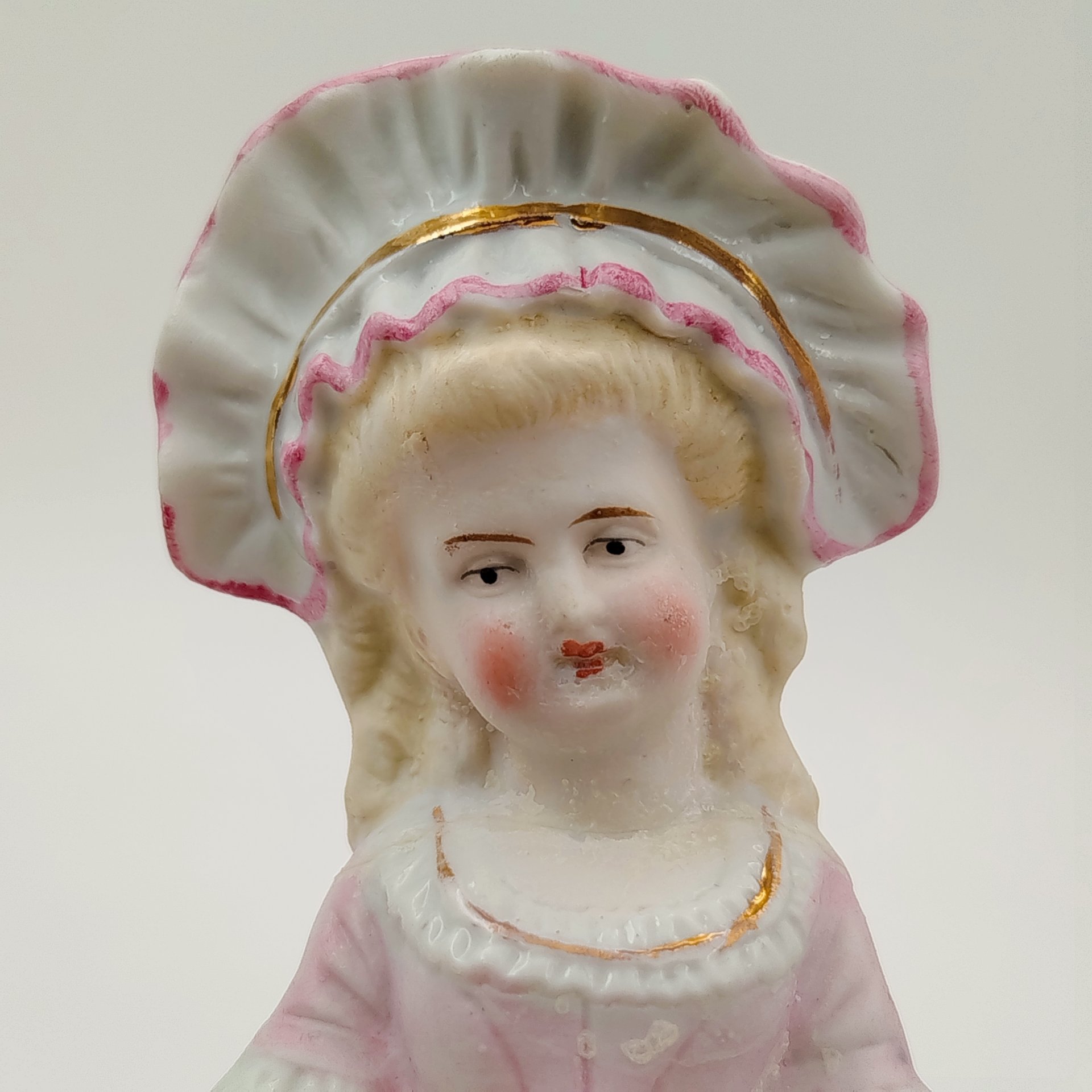 Статуэтка "Девочка в розовом с мячом"