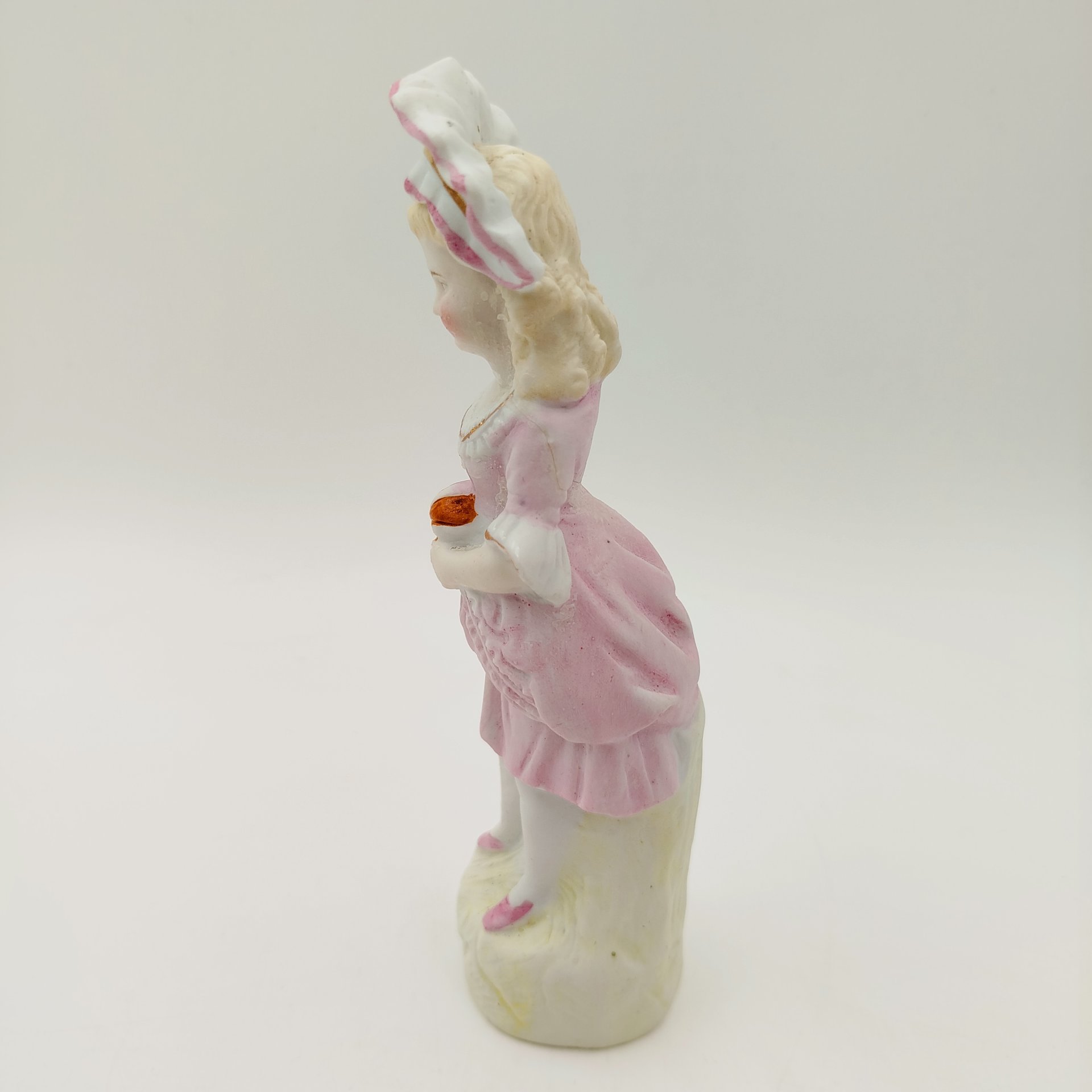 Статуэтка "Девочка в розовом с мячом"