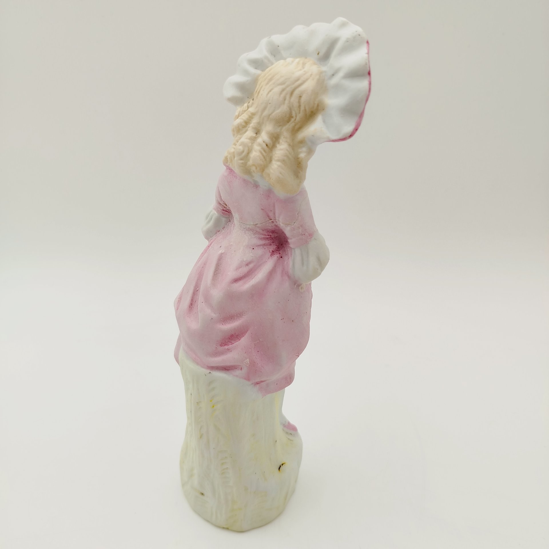 Статуэтка "Девочка в розовом с мячом"