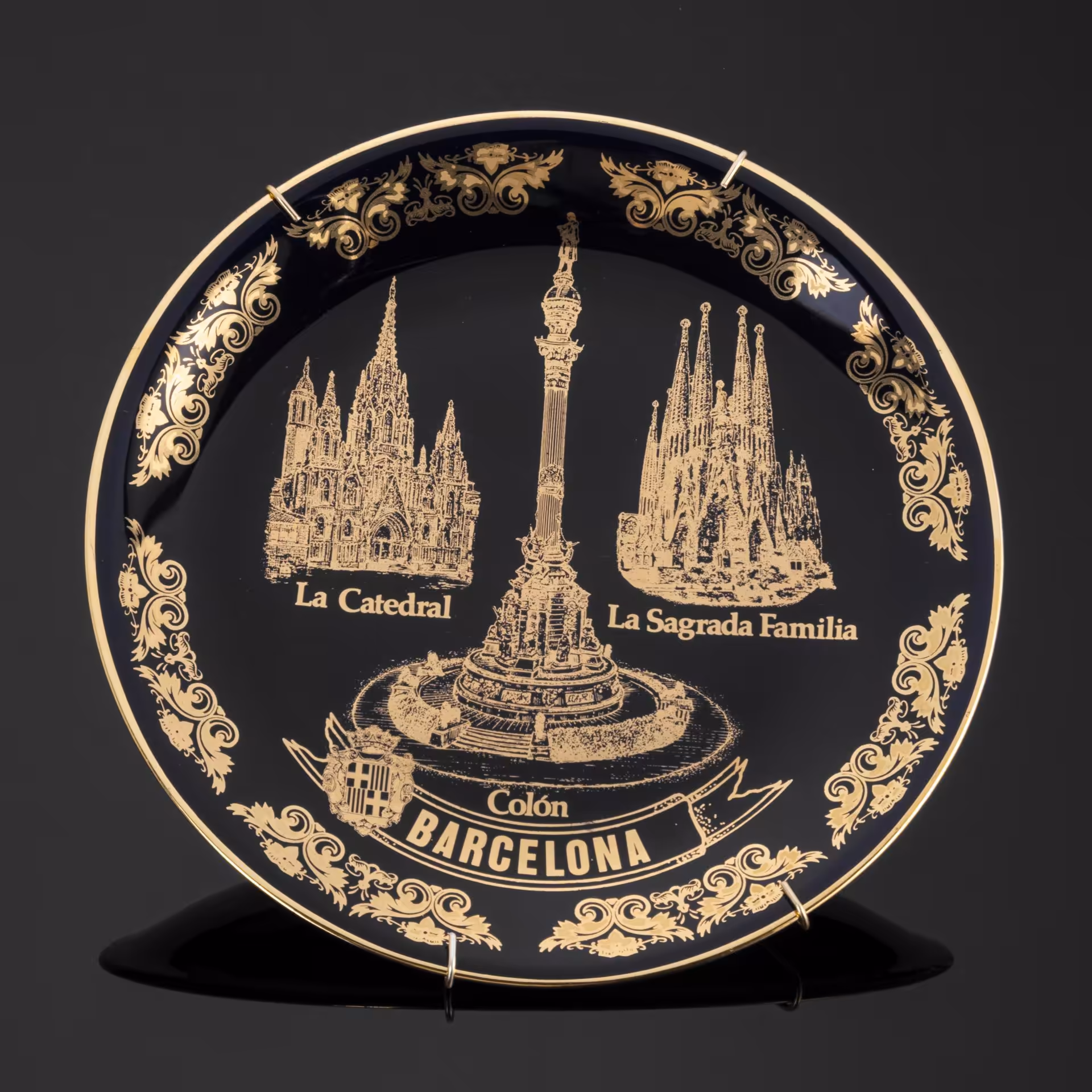 Настенная сувенирная тарелка "Barcelona. La Catedral. La Sagrada Familia.Colon" (Барселона). Производитель: Beth Artesanías