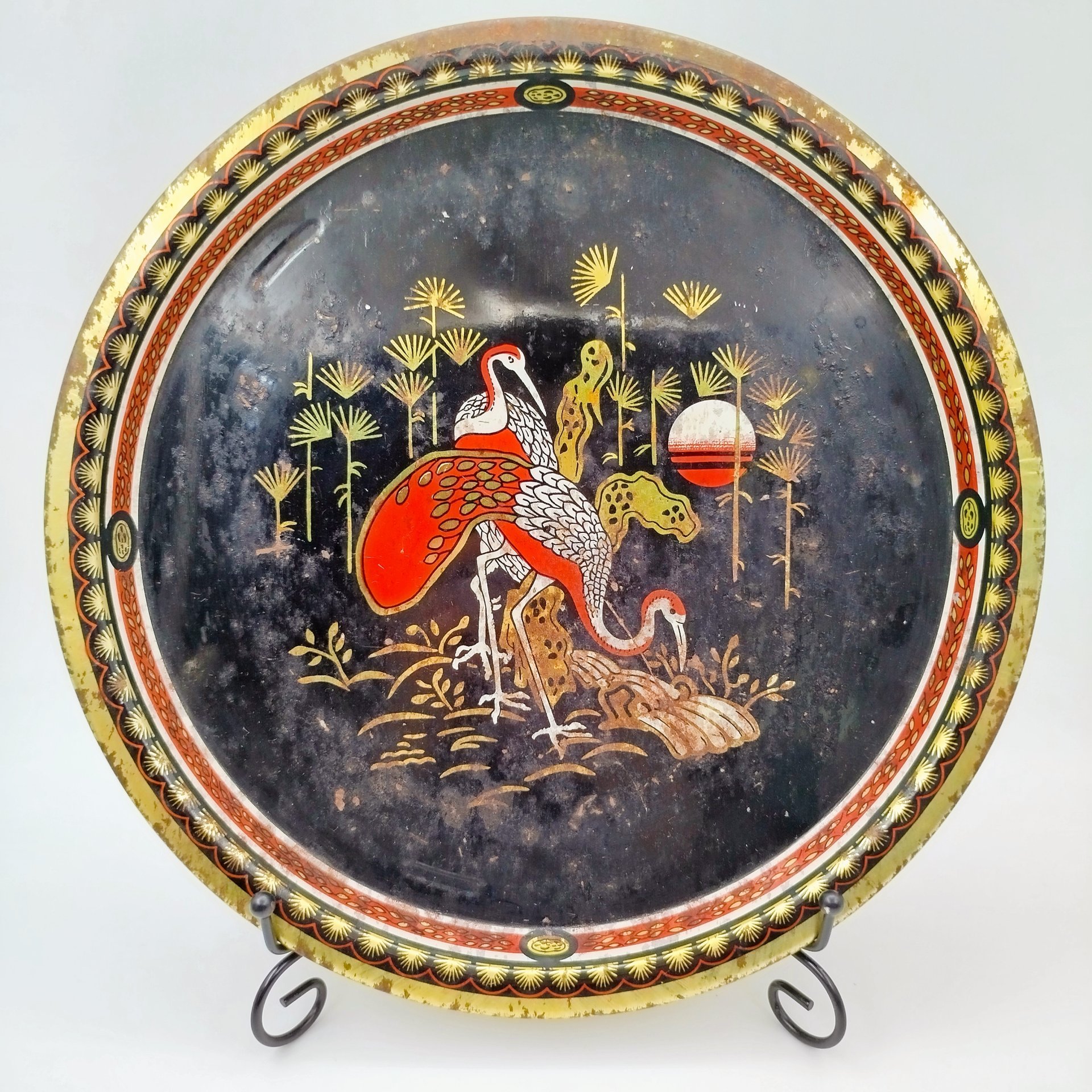 Поднос круглой формы, с изображением журавлей