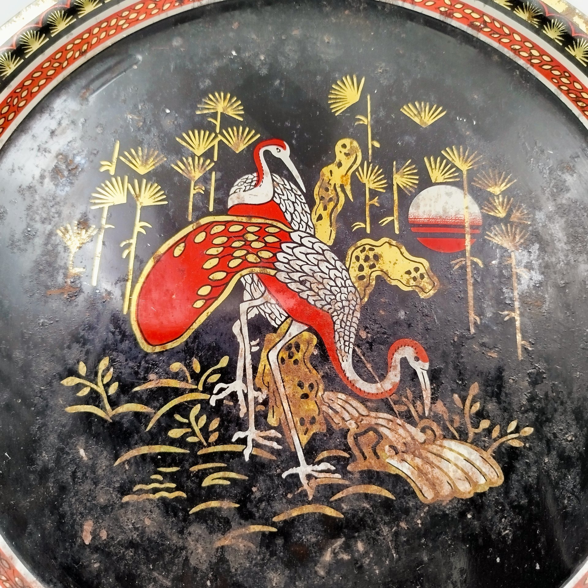 Поднос круглой формы, с изображением журавлей