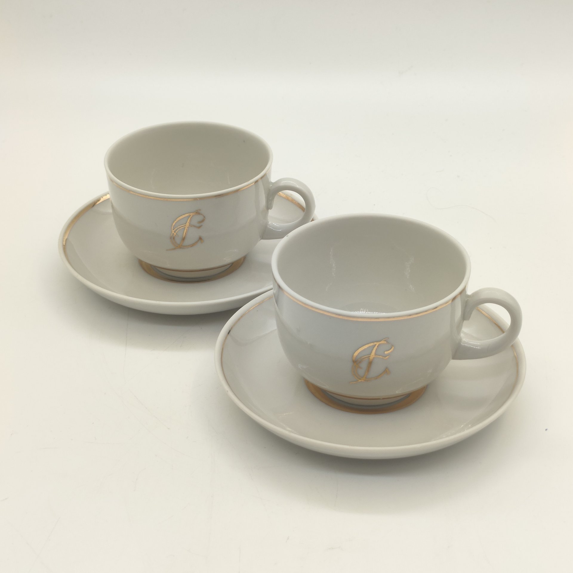 Набор из 2-х кофейных пар, украшенных инициалами "С.Р.", фарфор, золочение, Дулевский фарфоровый завод (Дулёво), СССР, 1990 г.