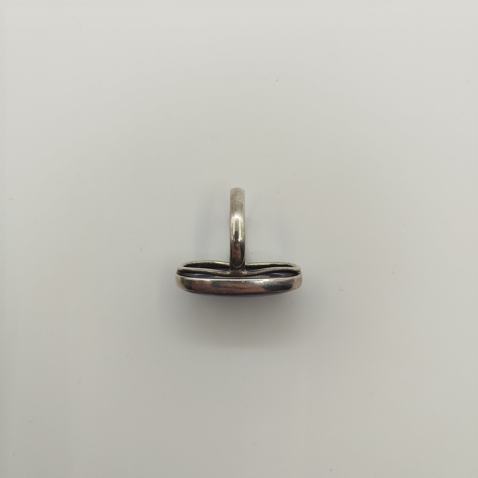 Кольцо овальной формы с фиолетовой вставкой, натуральный камень, металл, серебрение, Европа, 1990-2000 гг.