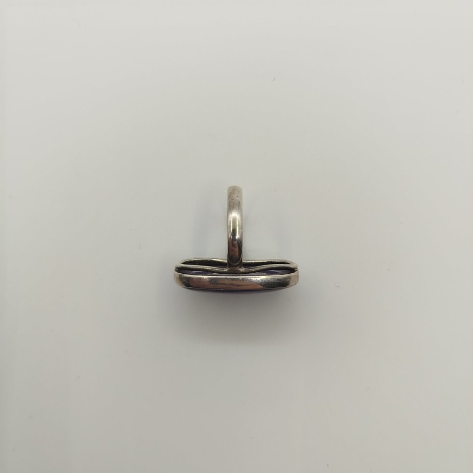 Кольцо овальной формы с фиолетовой вставкой