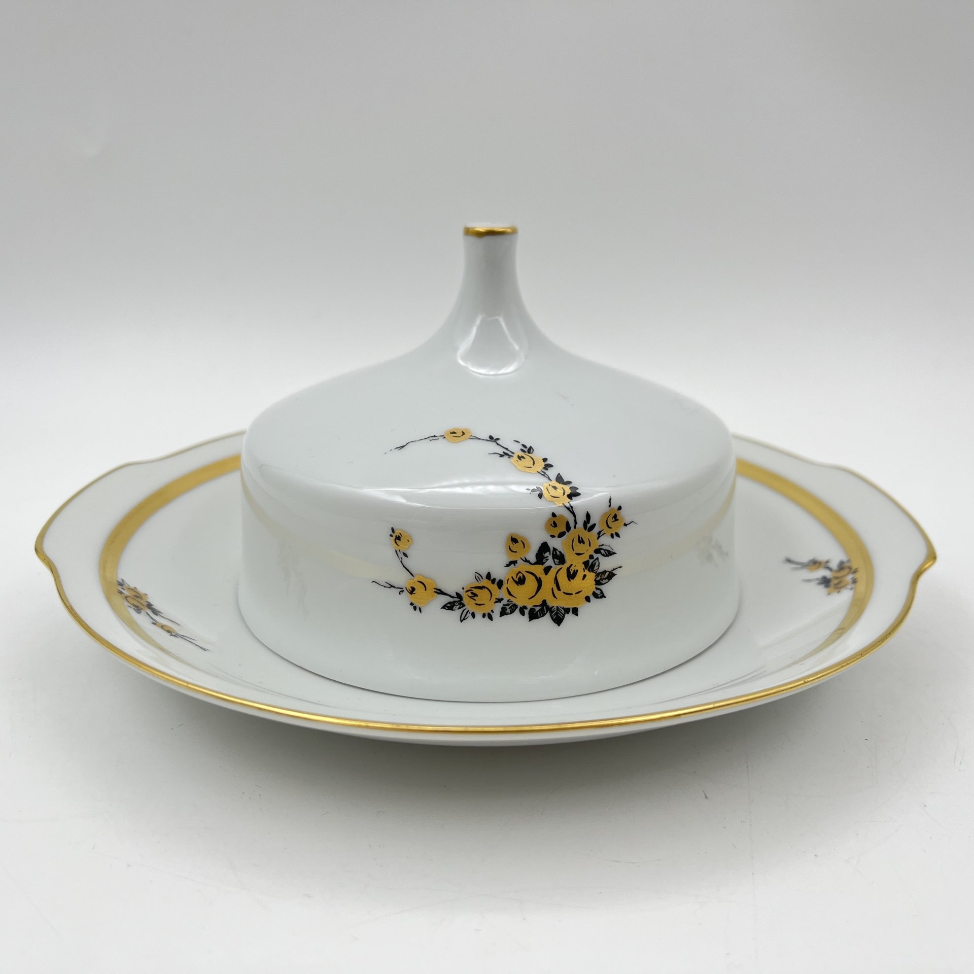 Маслёнка, украшенная цветочным декором