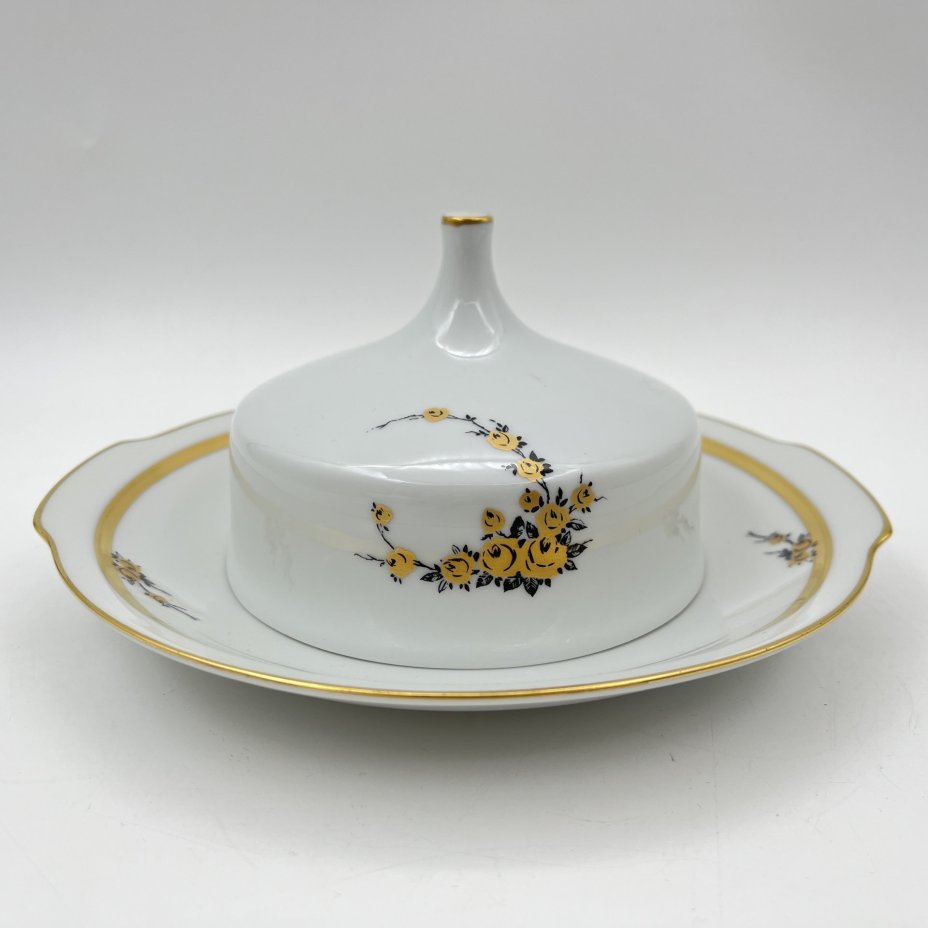 Маслёнка, украшенная цветочным декором