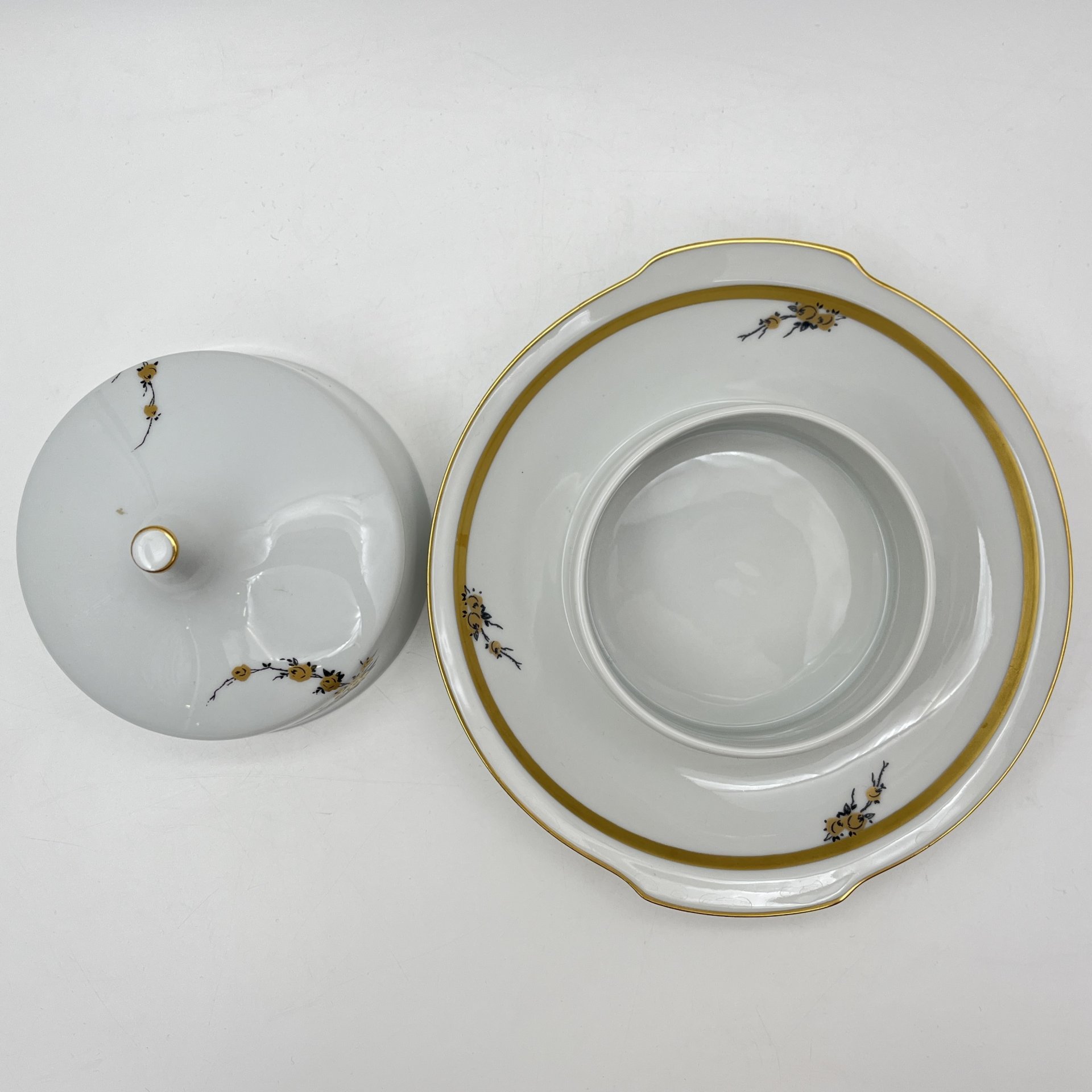 Маслёнка, украшенная цветочным декором