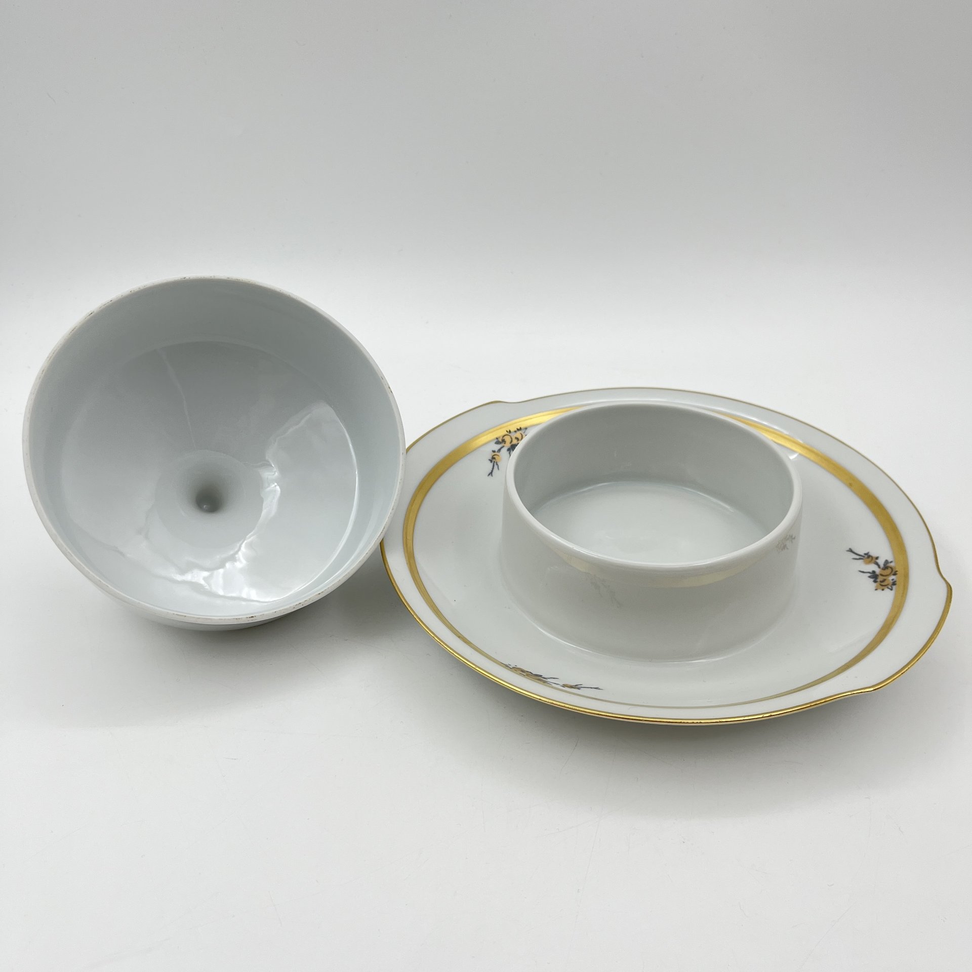 Маслёнка, украшенная цветочным декором