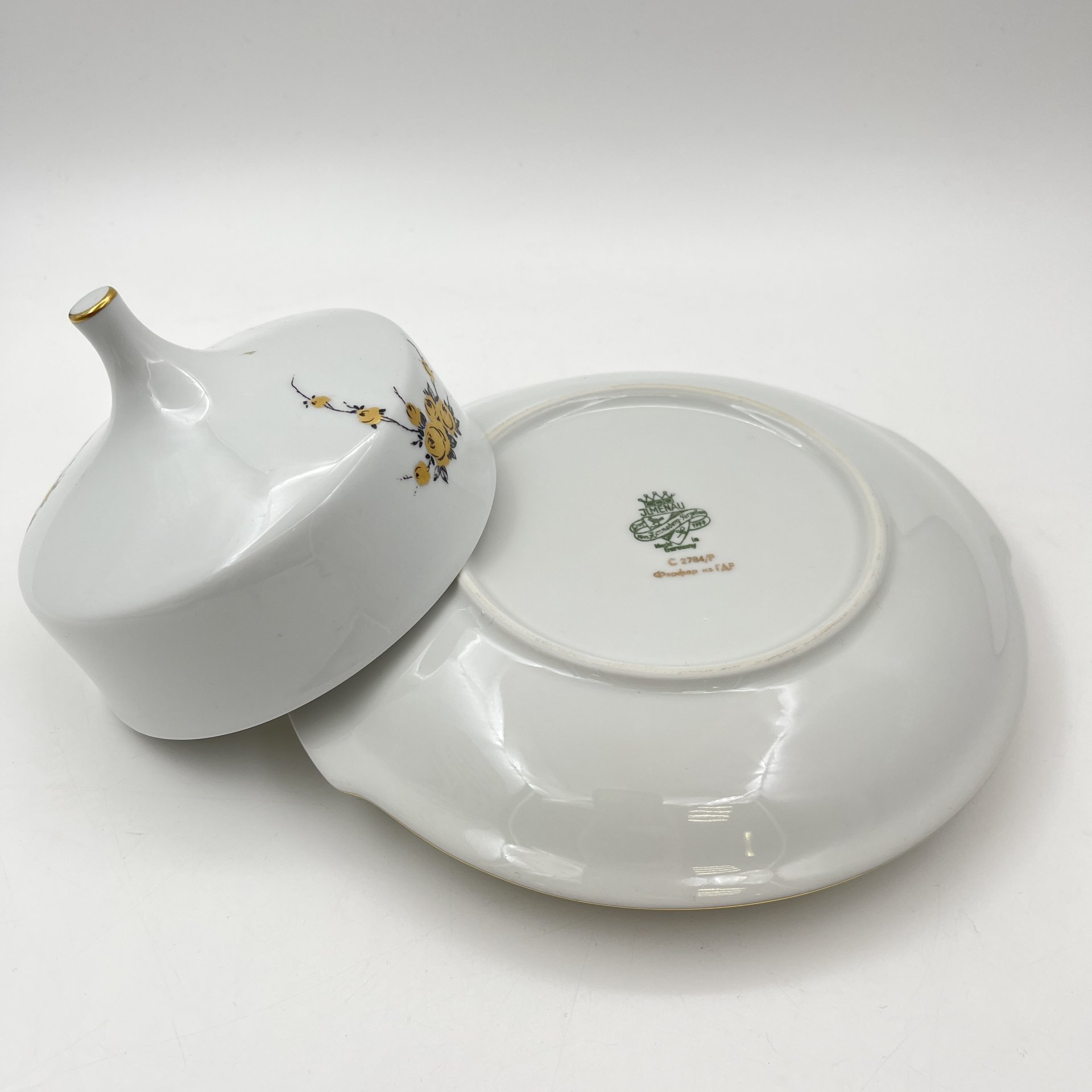 Маслёнка, украшенная цветочным декором