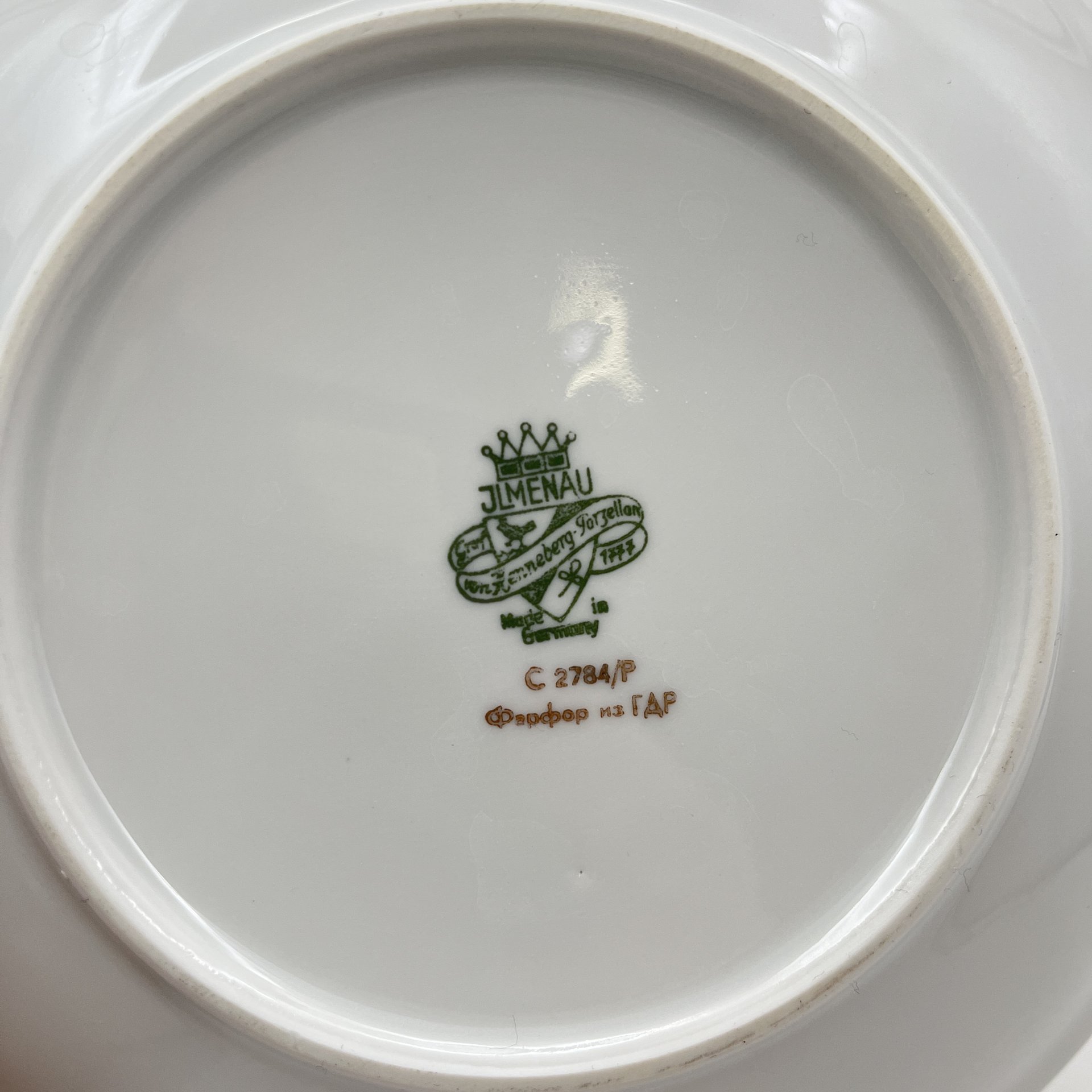 Маслёнка, украшенная цветочным декором