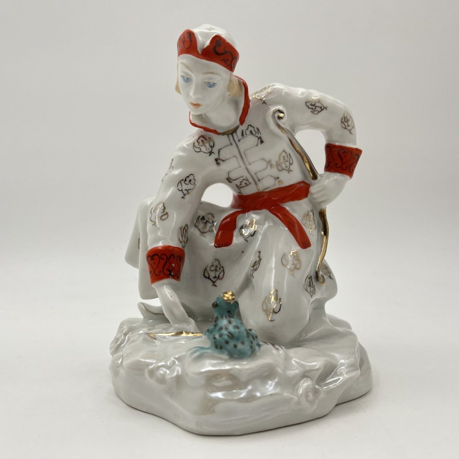 Статуэтка "Иван-царевич с царевной-лягушкой", скульптор А.А. Киселев, фарфор, роспись, люстр, золочение, Ленинградский завод фарфоровых изделий (ЛЗФИ), СССР, 1956-1967 гг.