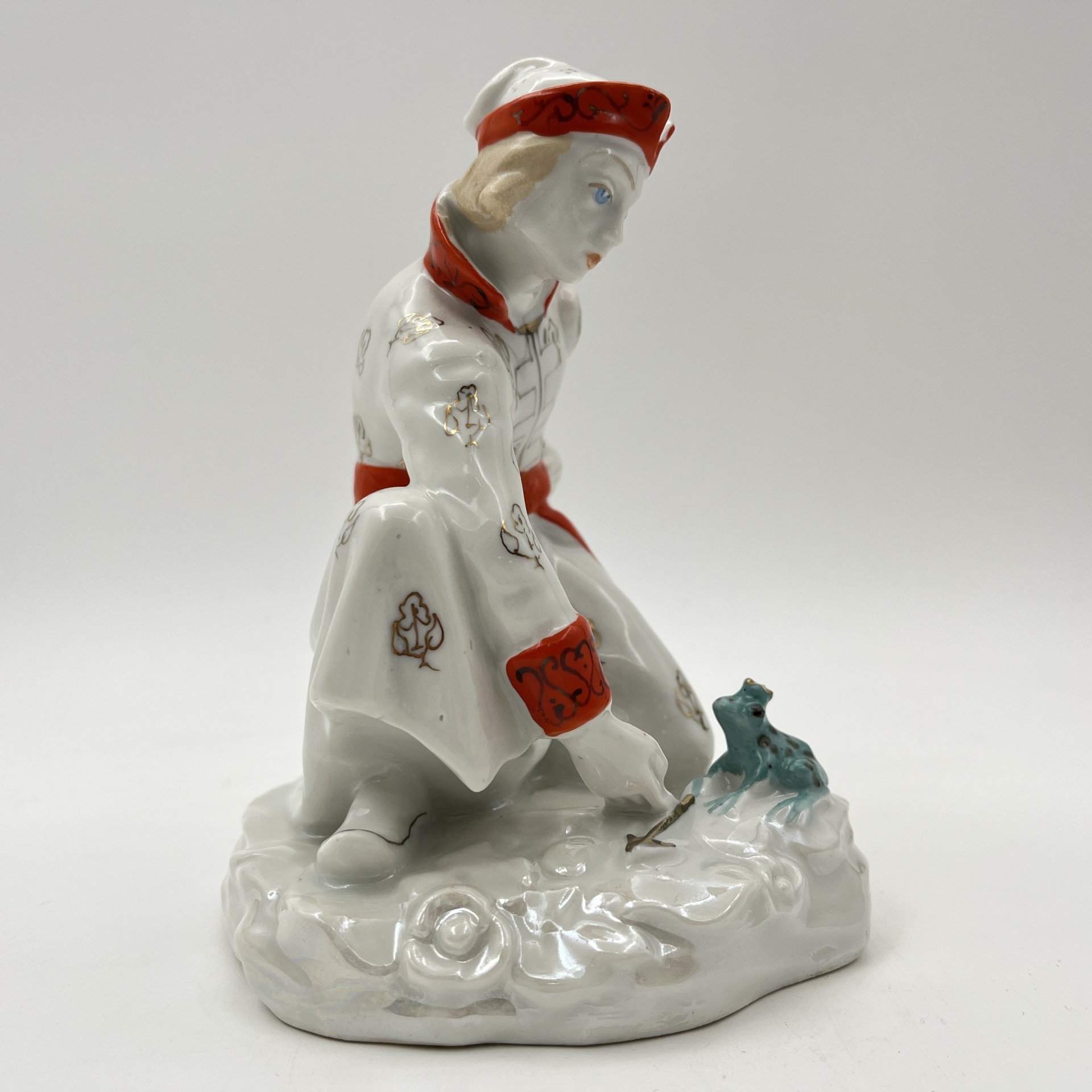 Статуэтка "Иван-царевич с царевной-лягушкой", скульптор А.А. Киселев, фарфор, роспись, люстр, золочение, Ленинградский завод фарфоровых изделий (ЛЗФИ), СССР, 1956-1967 гг.