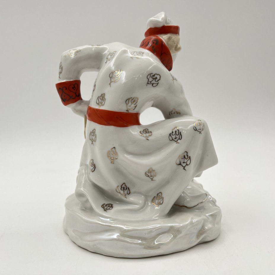 Статуэтка "Иван-царевич с царевной-лягушкой", скульптор А.А. Киселев, фарфор, роспись, люстр, золочение, Ленинградский завод фарфоровых изделий (ЛЗФИ), СССР, 1956-1967 гг.