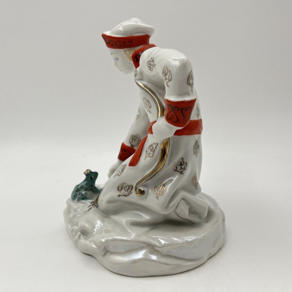 Статуэтка "Иван-царевич с царевной-лягушкой", скульптор А.А. Киселев, фарфор, роспись, люстр, золочение, Ленинградский завод фарфоровых изделий (ЛЗФИ), СССР, 1956-1967 гг.
