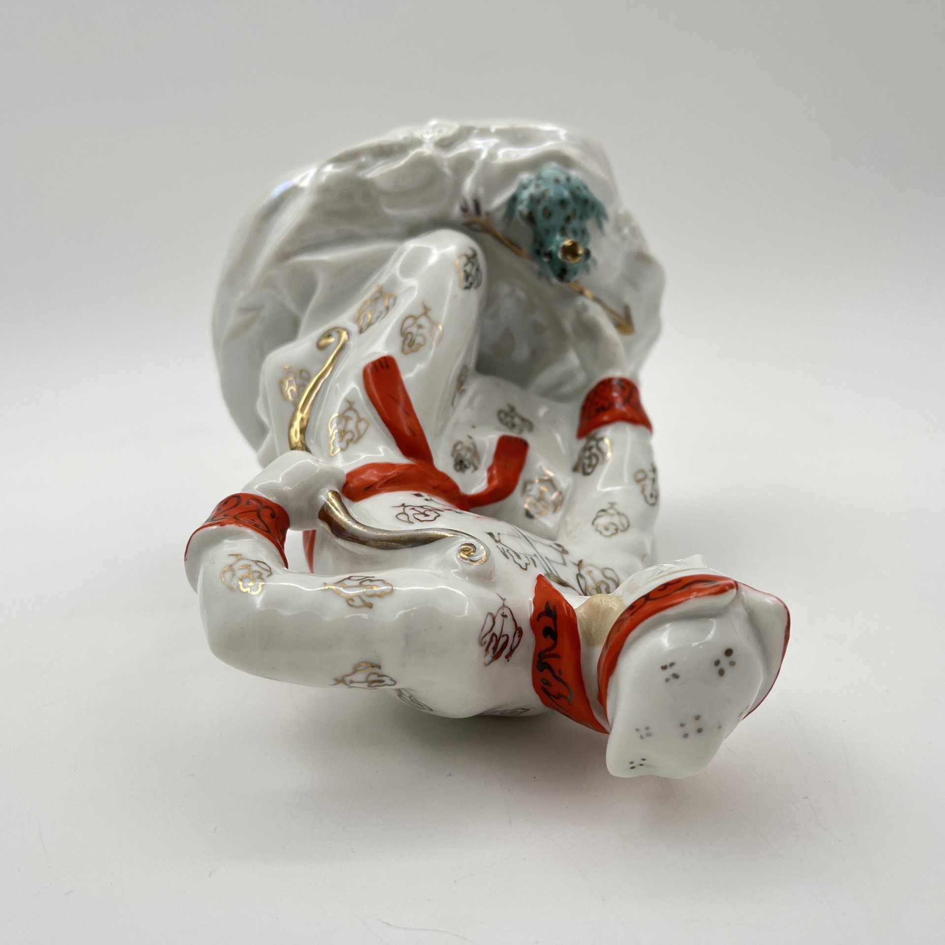 Статуэтка "Иван-царевич с царевной-лягушкой", скульптор А.А. Киселев, фарфор, роспись, люстр, золочение, Ленинградский завод фарфоровых изделий (ЛЗФИ), СССР, 1956-1967 гг.