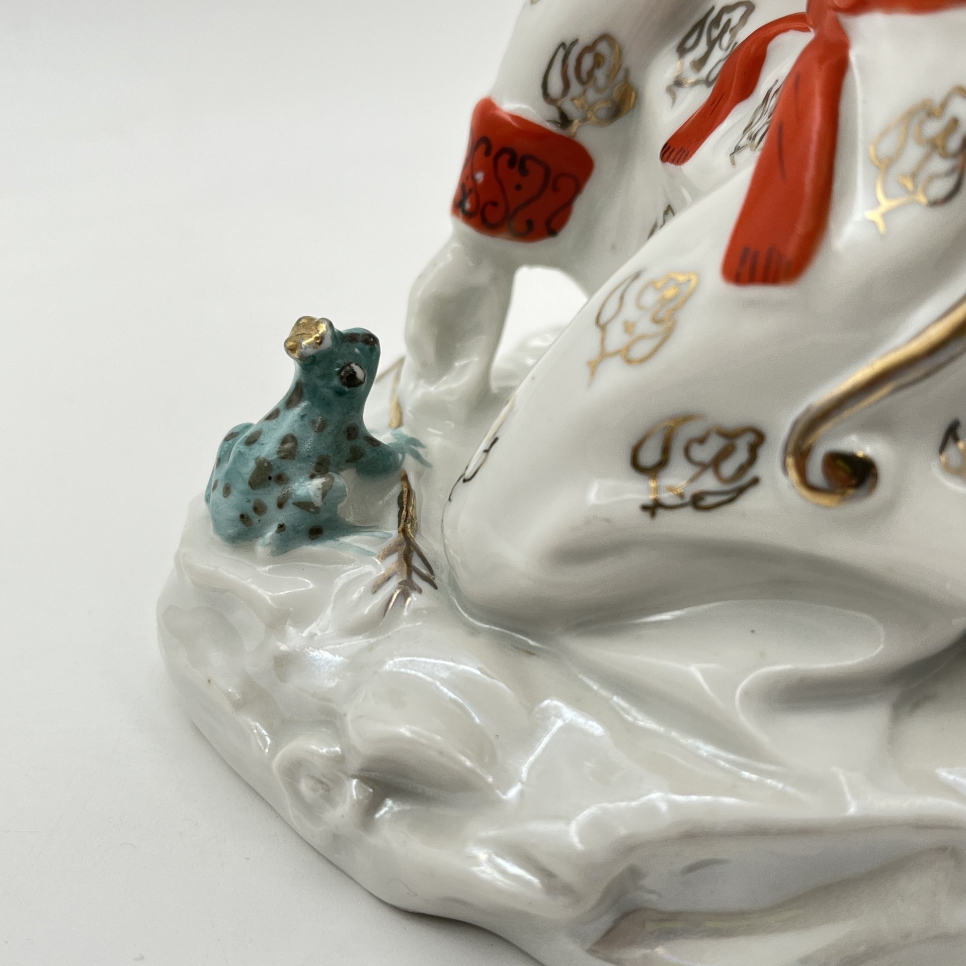 Статуэтка "Иван-царевич с царевной-лягушкой", скульптор А.А. Киселев, фарфор, роспись, люстр, золочение, Ленинградский завод фарфоровых изделий (ЛЗФИ), СССР, 1956-1967 гг.