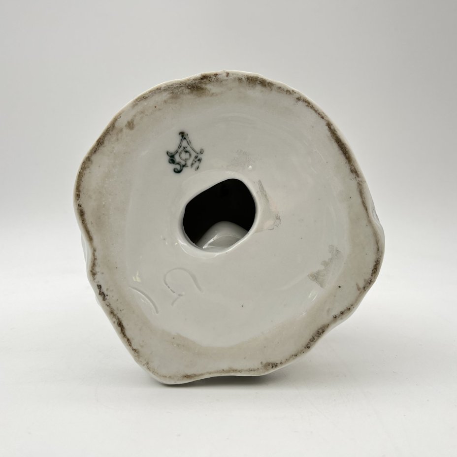 Статуэтка "Иван-царевич с царевной-лягушкой", скульптор А.А. Киселев, фарфор, роспись, люстр, золочение, Ленинградский завод фарфоровых изделий (ЛЗФИ), СССР, 1956-1967 гг.