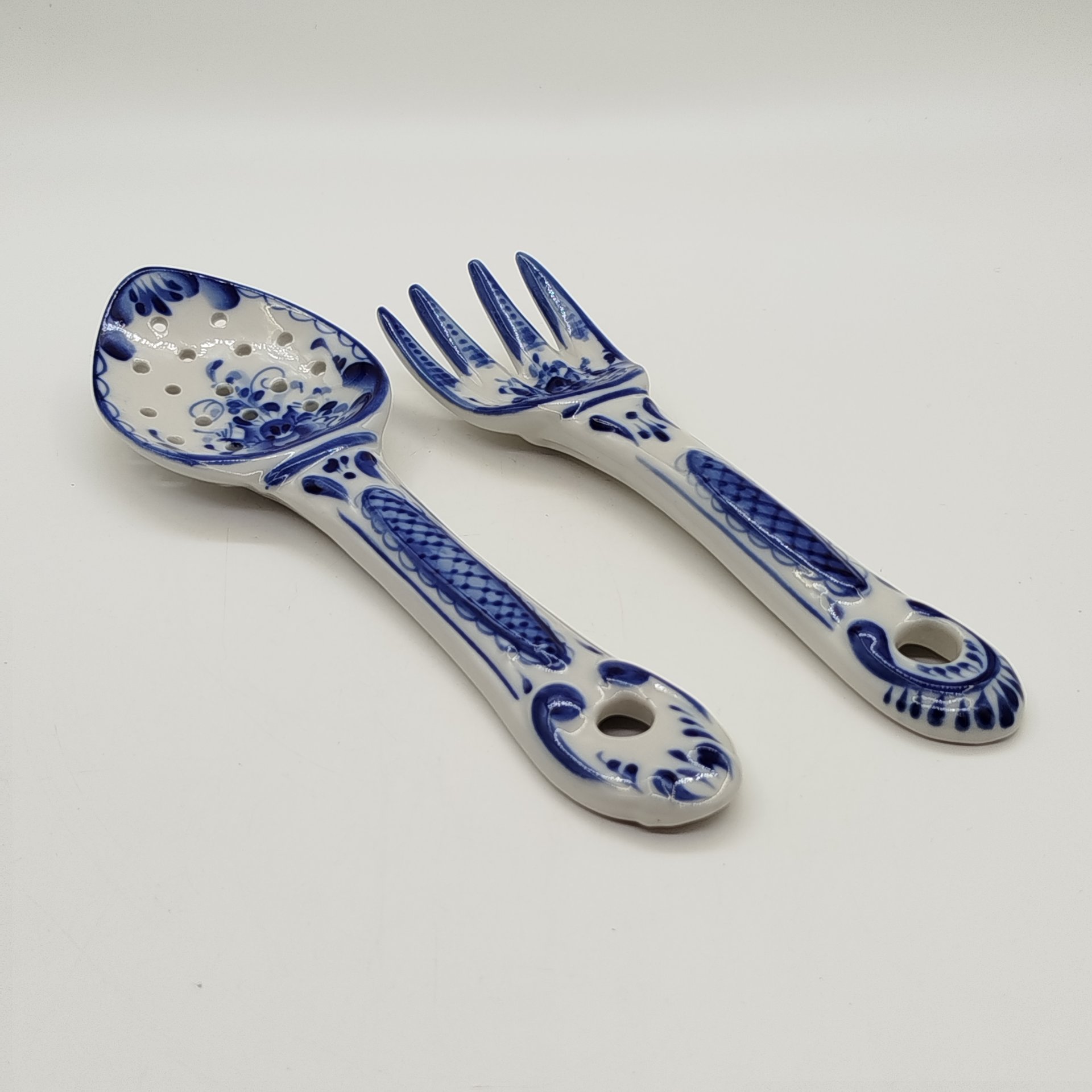 Набор сервировочный, состоящий из вилки и ложки (дуршлаг), с цветочным декором, р. Тяпкова