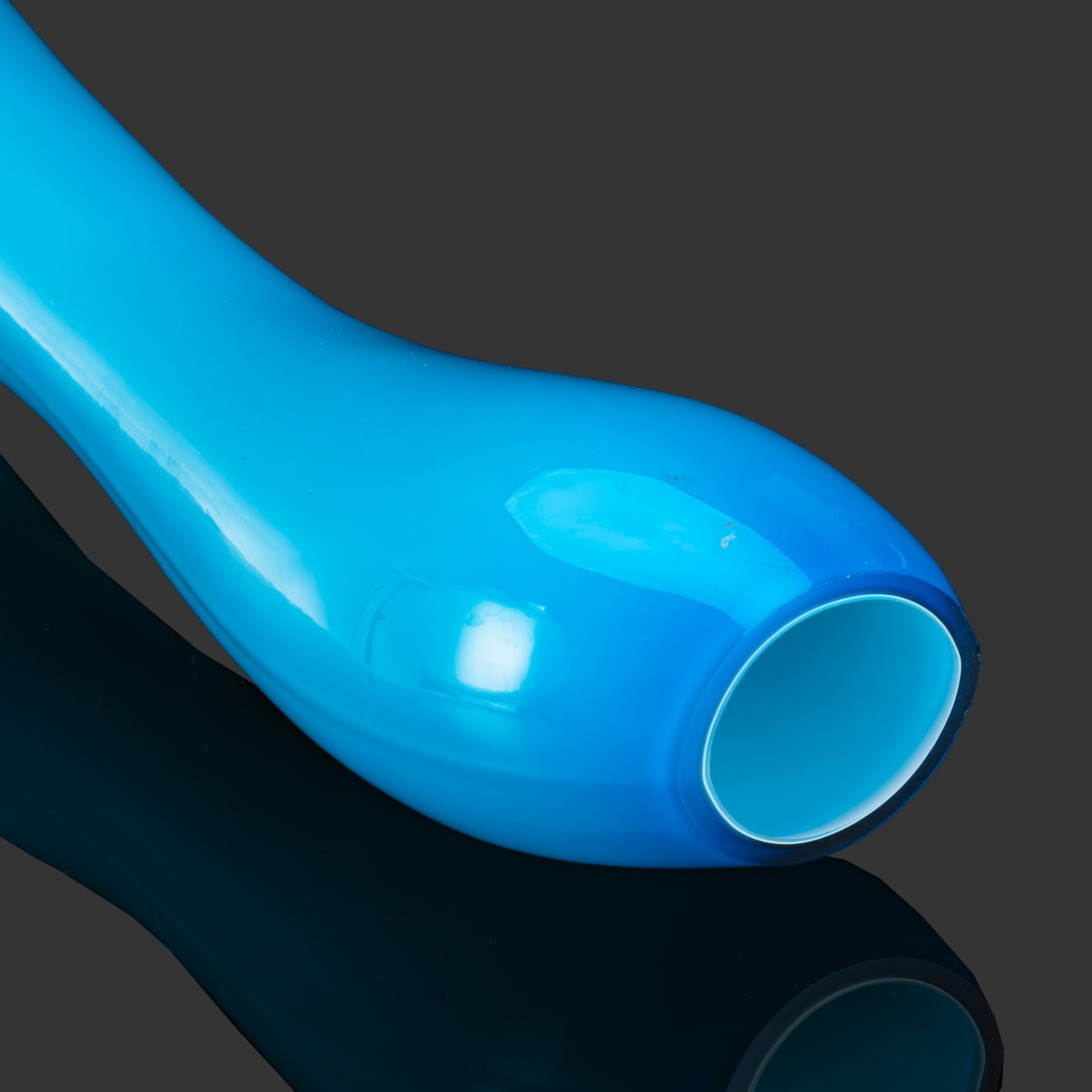 Ваза необычной формы голубого оттенка, стекло, Западная Европа, 1960-1980 гг.