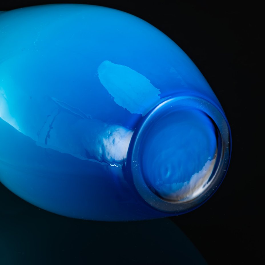 Ваза необычной формы голубого оттенка