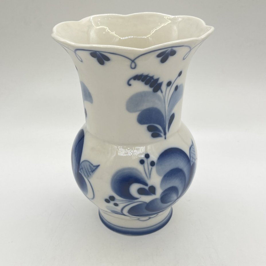 Ваза с цветочным декором