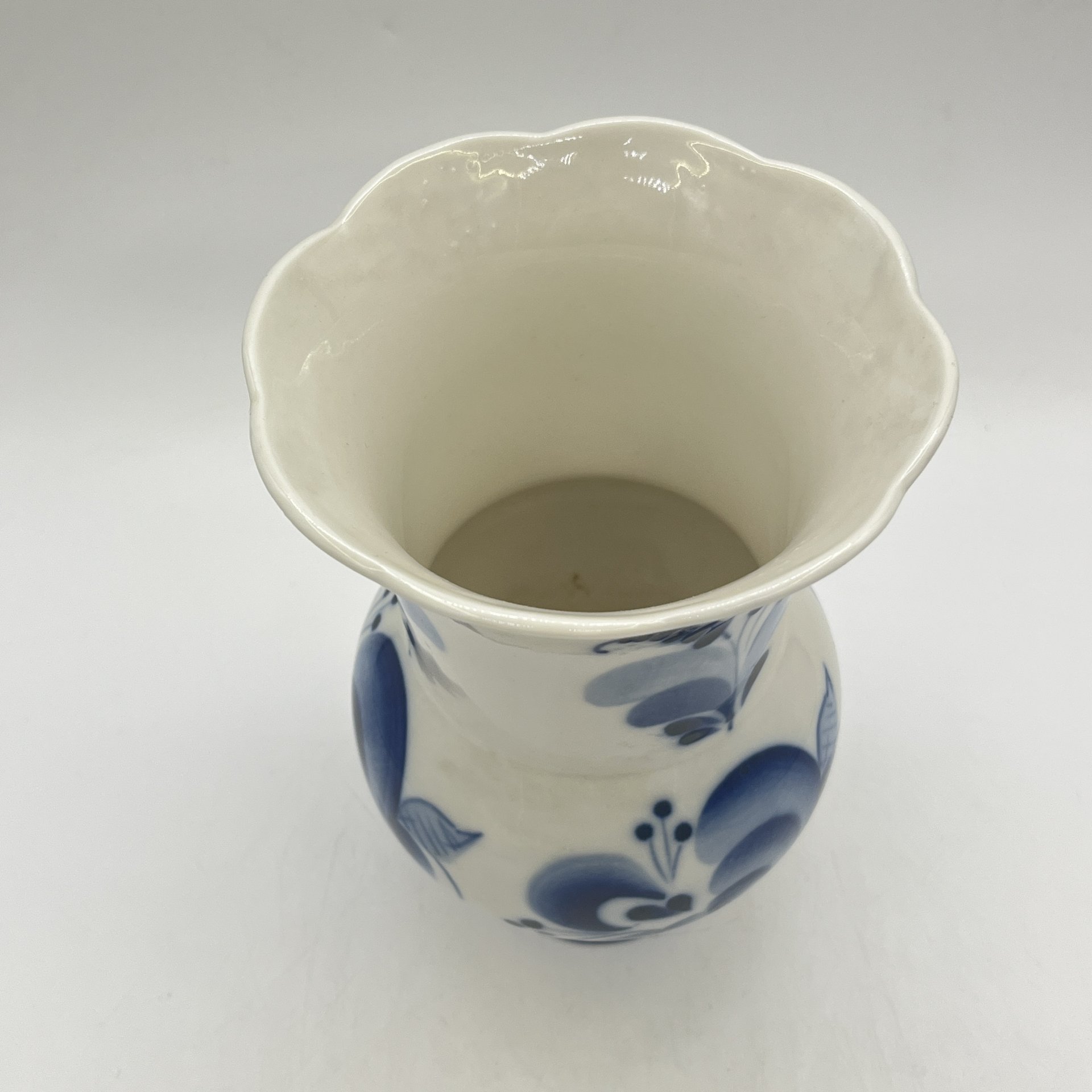 Ваза с цветочным декором