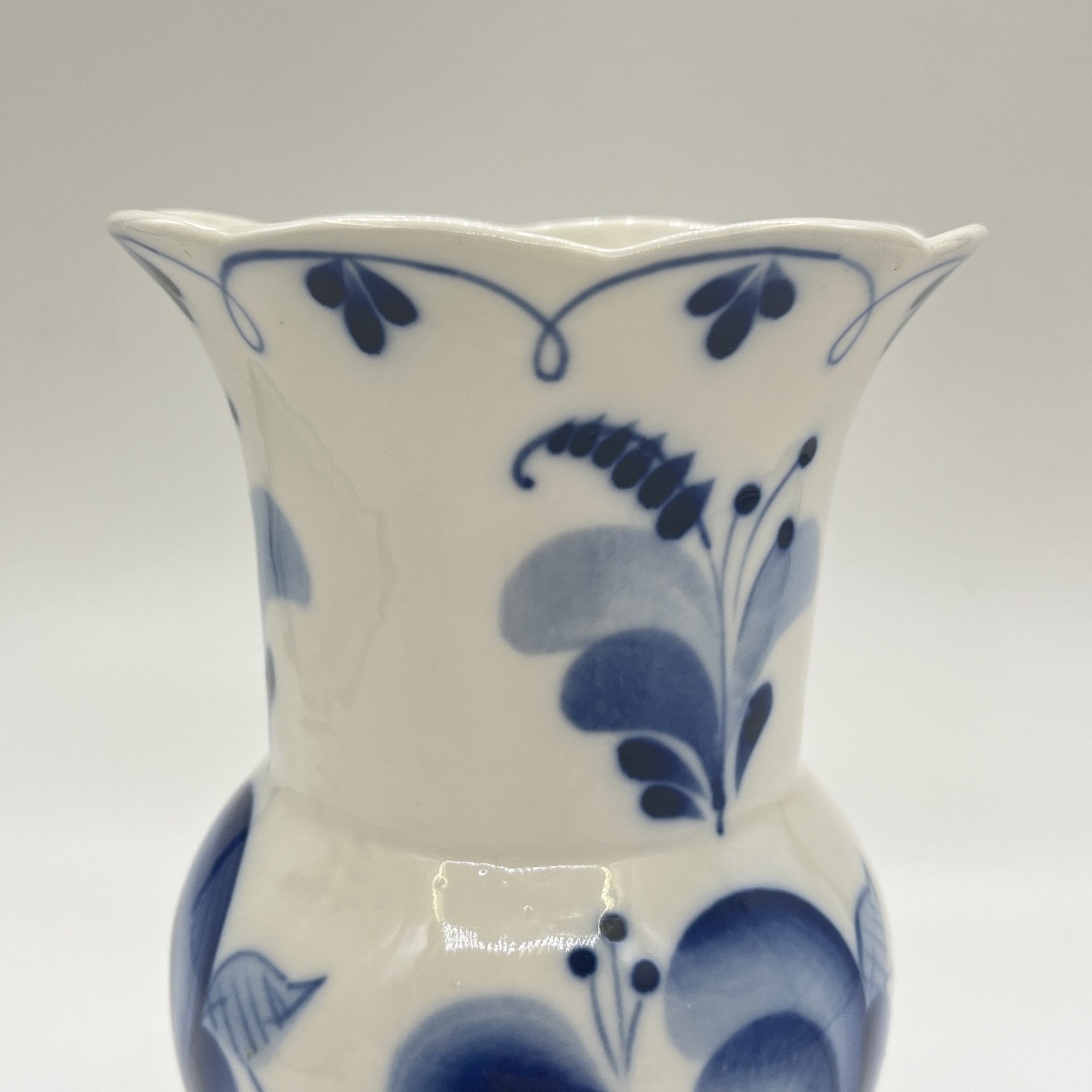 Ваза с цветочным декором