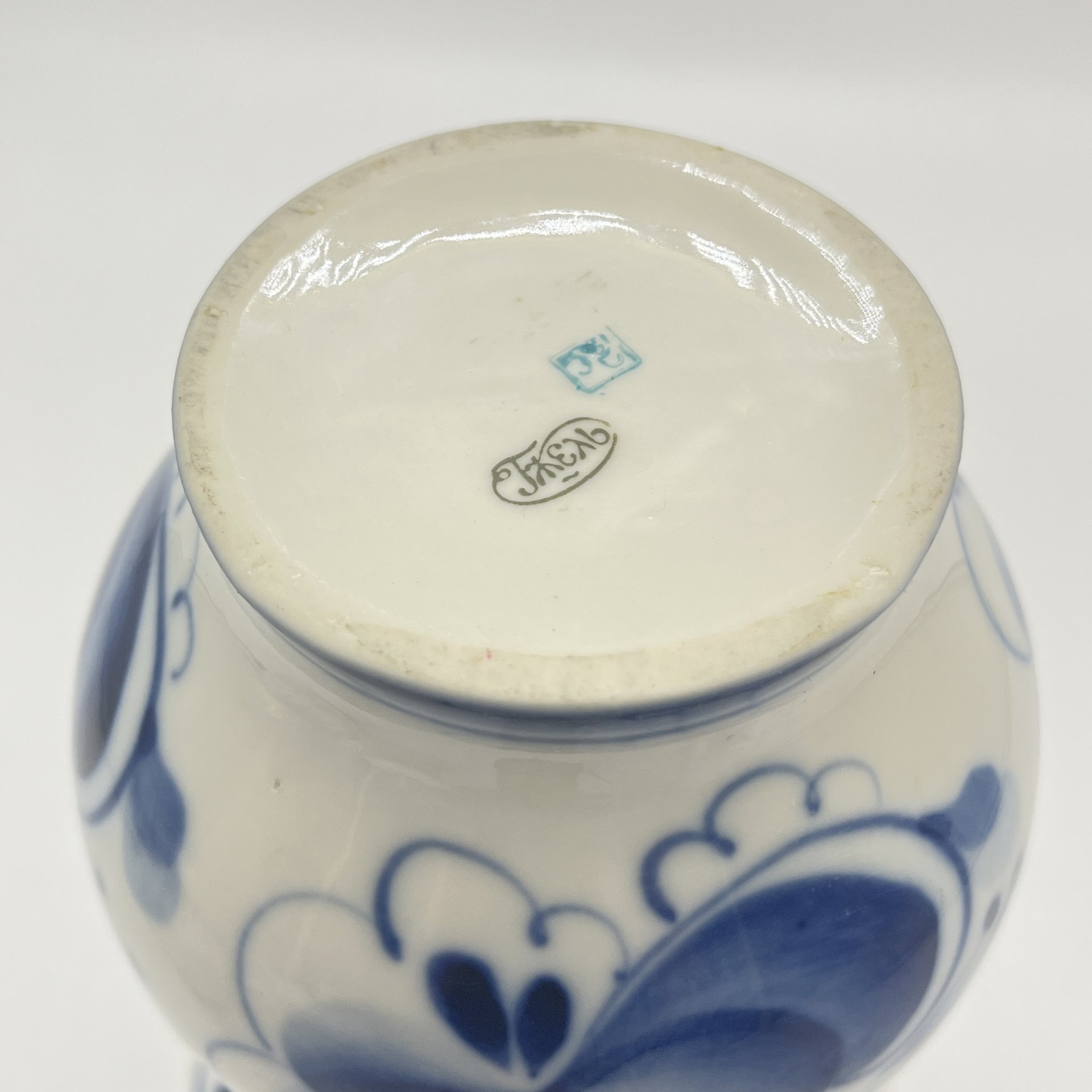 Ваза с цветочным декором