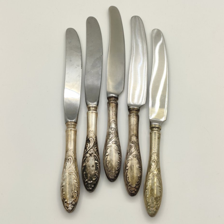 Набор из 5-ти десертных ножей с растительным декором (в подборе), мНЦ (медь-никель-цинк), нержавеющая сталь, Кольчугинский завод цветных металлов, СССР, 1960-1990 гг.