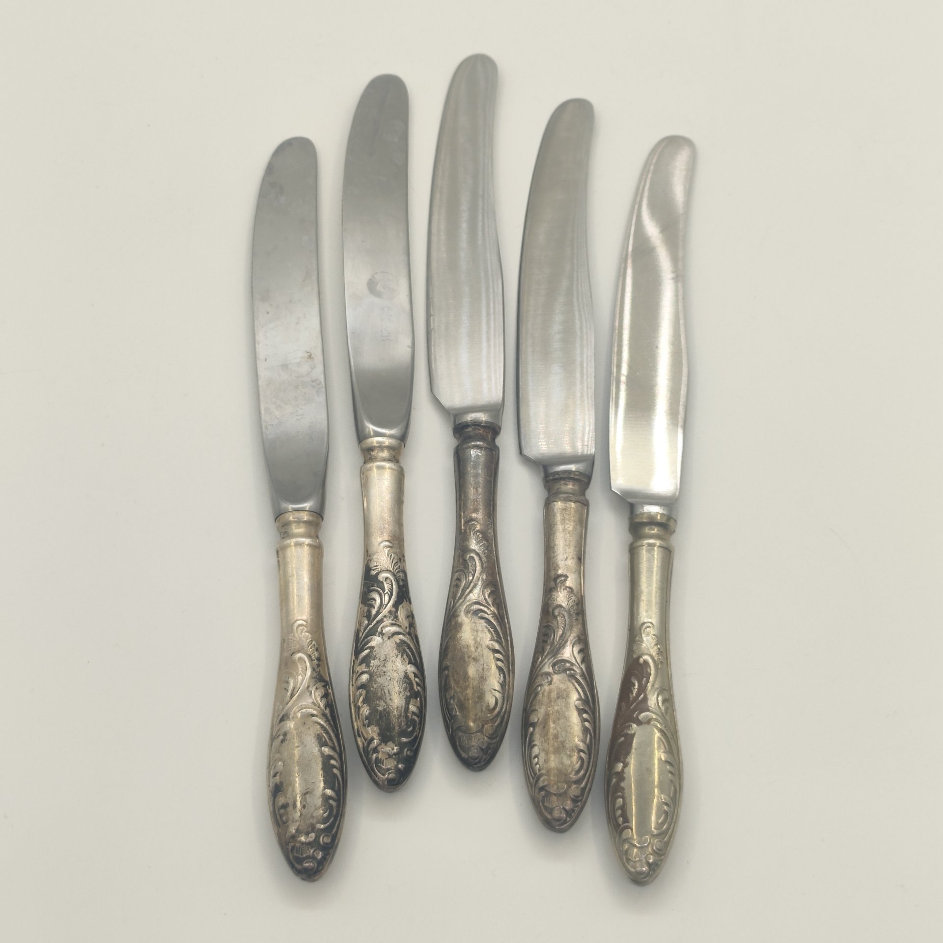 Набор из 5-ти десертных ножей с растительным декором (в подборе), мНЦ (медь-никель-цинк), нержавеющая сталь, Кольчугинский завод цветных металлов, СССР, 1960-1990 гг.