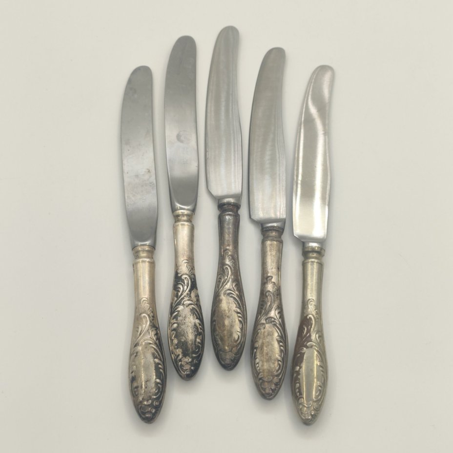 Набор из 5-ти десертных ножей с растительным декором (в подборе), мНЦ (медь-никель-цинк), нержавеющая сталь, Кольчугинский завод цветных металлов, СССР, 1960-1990 гг.