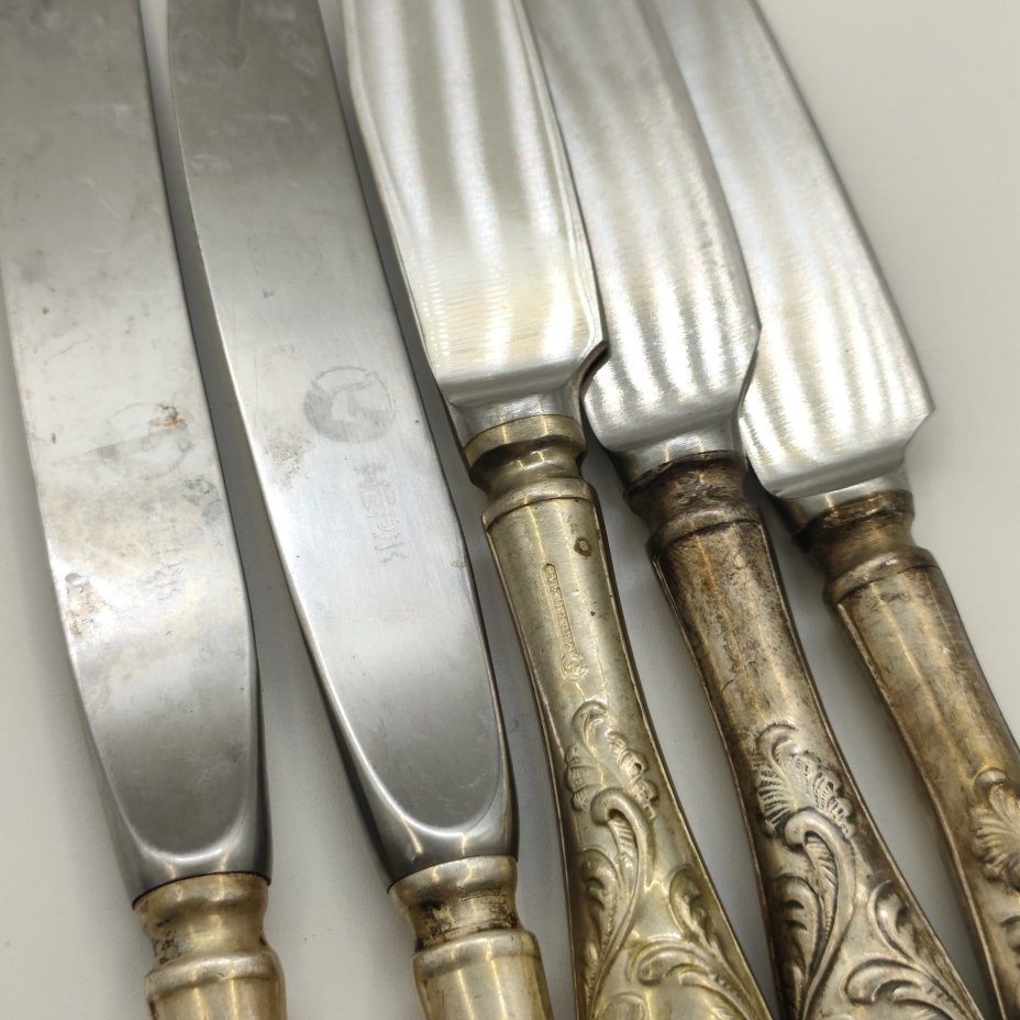 Набор из 5-ти десертных ножей с растительным декором (в подборе), мНЦ (медь-никель-цинк), нержавеющая сталь, Кольчугинский завод цветных металлов, СССР, 1960-1990 гг.