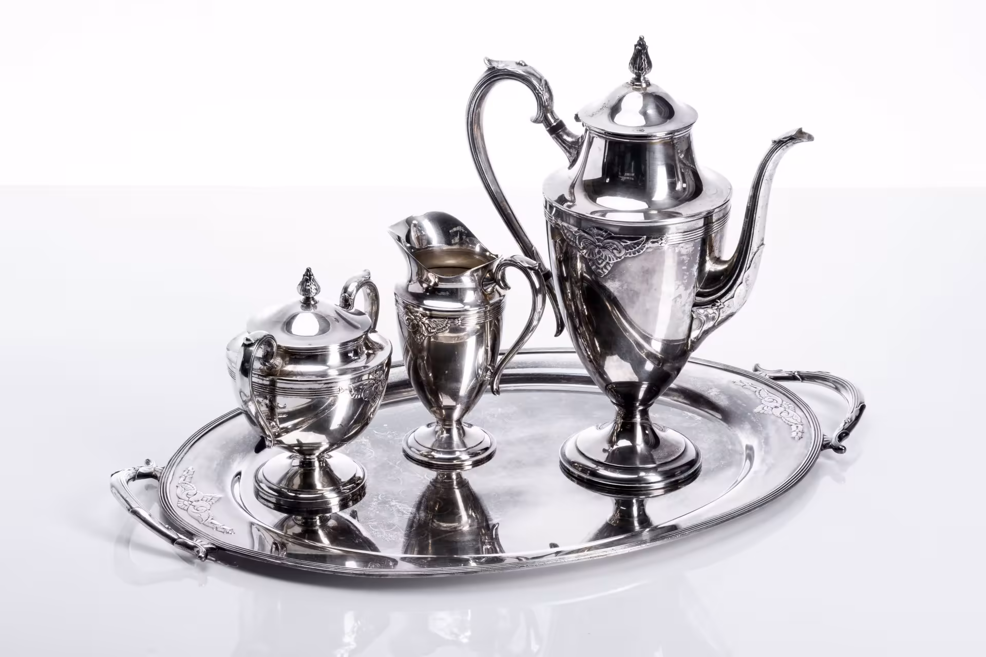 Сервиз из 4 предметов (кофейник, молочник, сахарница, поднос) с классическим декором, металл, Европа, 1970-1980 гг. — фото 1
