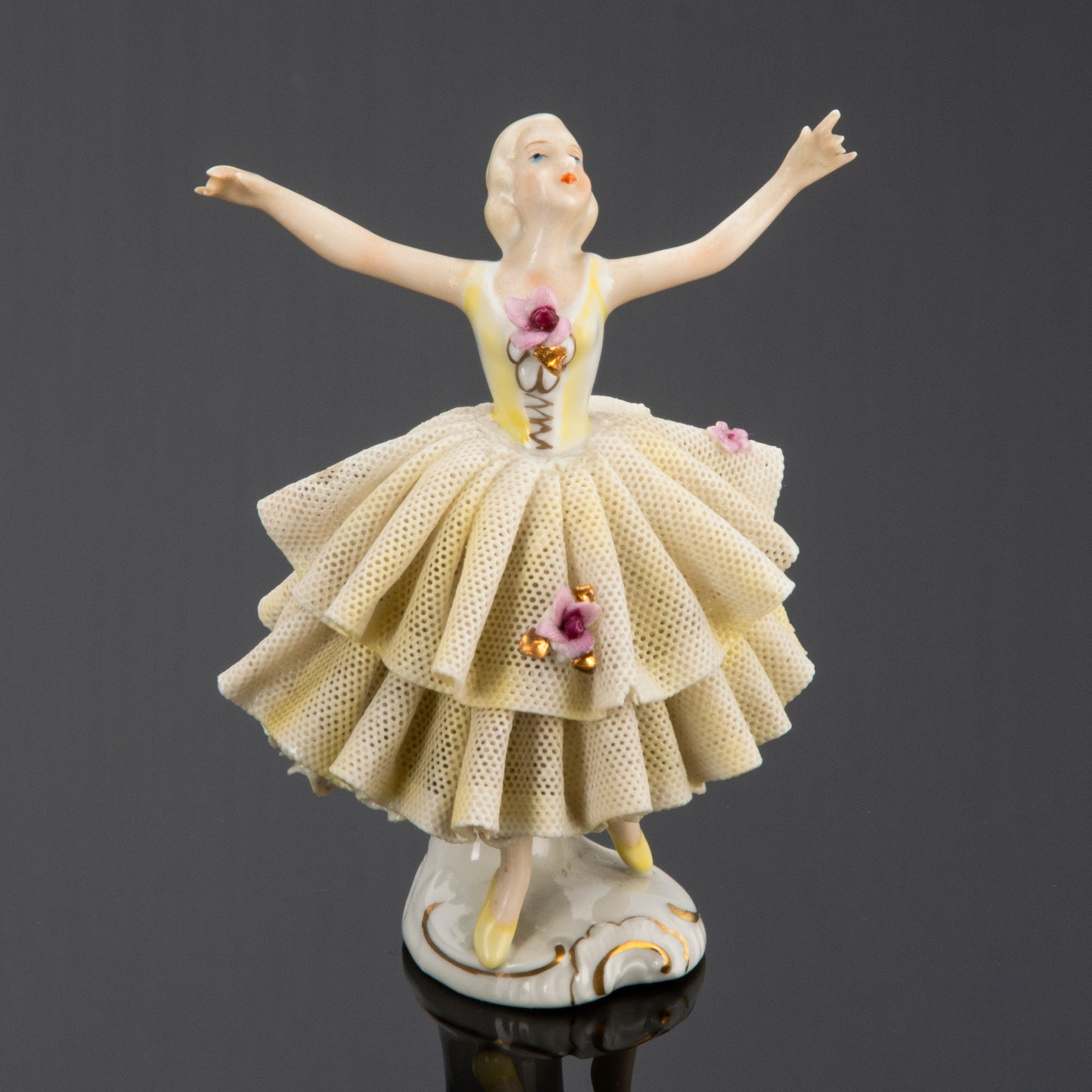 Статуэтка миниатюрная "Танцовщица- балерина в кружевном платье", Unterweissbach Werkstätten (Унтервайсбах)