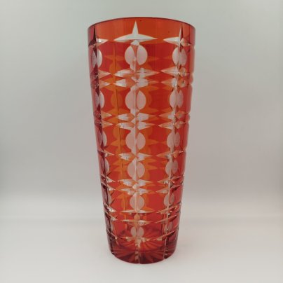 Ваза для цветов "Подарочная" красного оттенка с геометрическим декором (большая), автор Новиков А.И., стекло, нацвет, алмазная грань, Стекольный завод «Красный май», СССР, 1970-1990 гг.