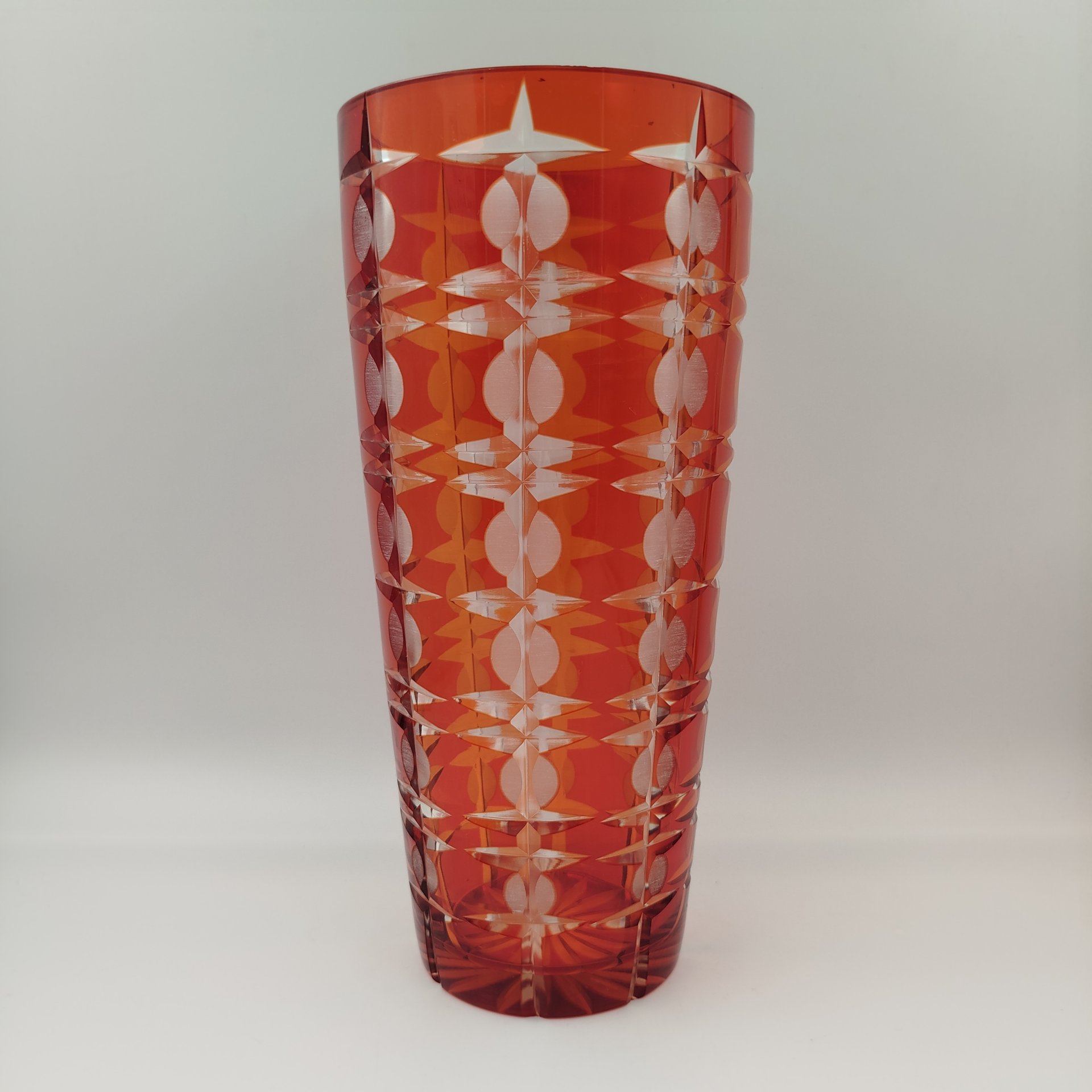 Ваза для цветов "Подарочная" красного оттенка с геометрическим декором (большая), автор Новиков А.И., стекло, нацвет, алмазная грань, Стекольный завод «Красный май», СССР, 1970-1990 гг.