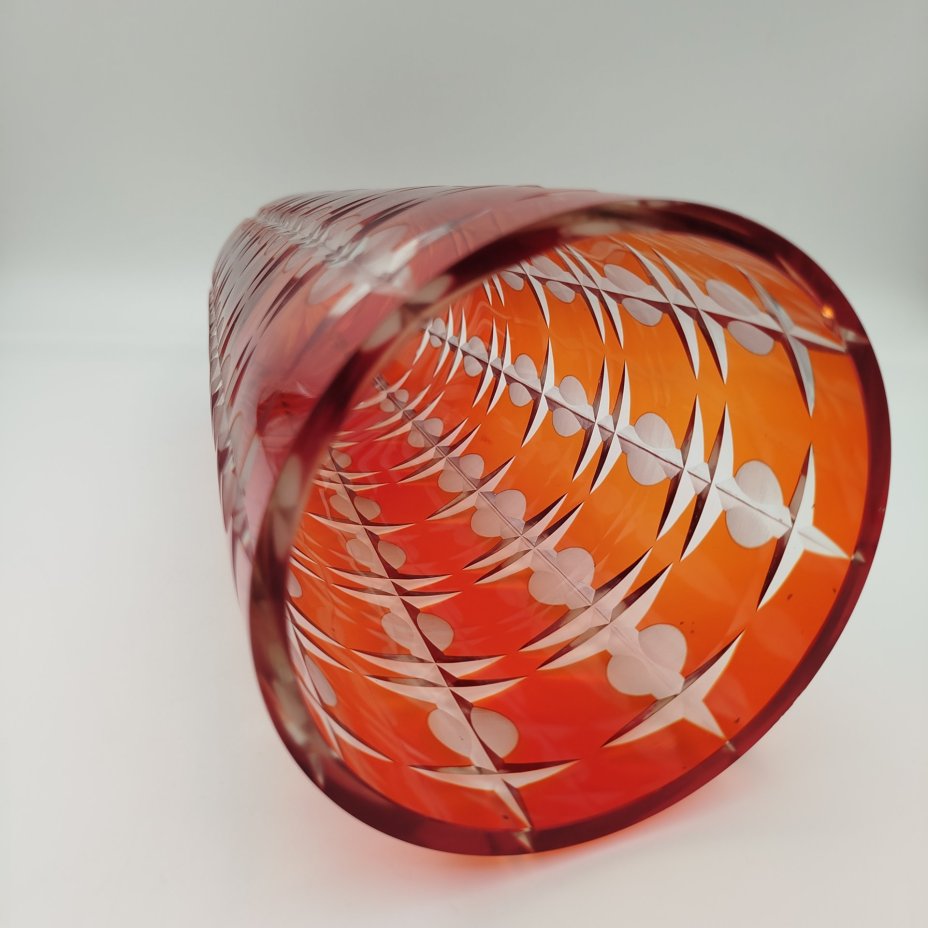 Ваза для цветов "Подарочная" красного оттенка с геометрическим декором (большая), автор Новиков А.И., стекло, нацвет, алмазная грань, Стекольный завод «Красный май», СССР, 1970-1990 гг.
