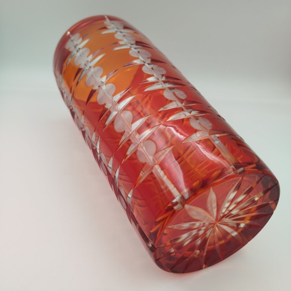 Ваза для цветов "Подарочная" красного оттенка с геометрическим декором (большая), автор Новиков А.И., стекло, нацвет, алмазная грань, Стекольный завод «Красный май», СССР, 1970-1990 гг.